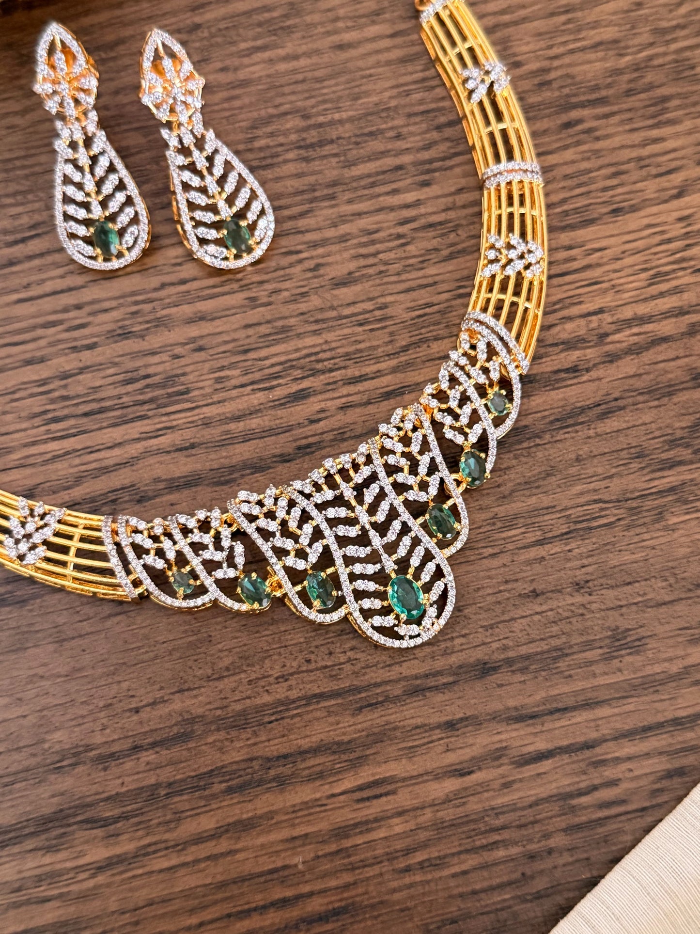 Elegant Filigree Necklace Set with Emerald Accents and Diamond-Cut Detailing | Contemporary Bridal Jewelry