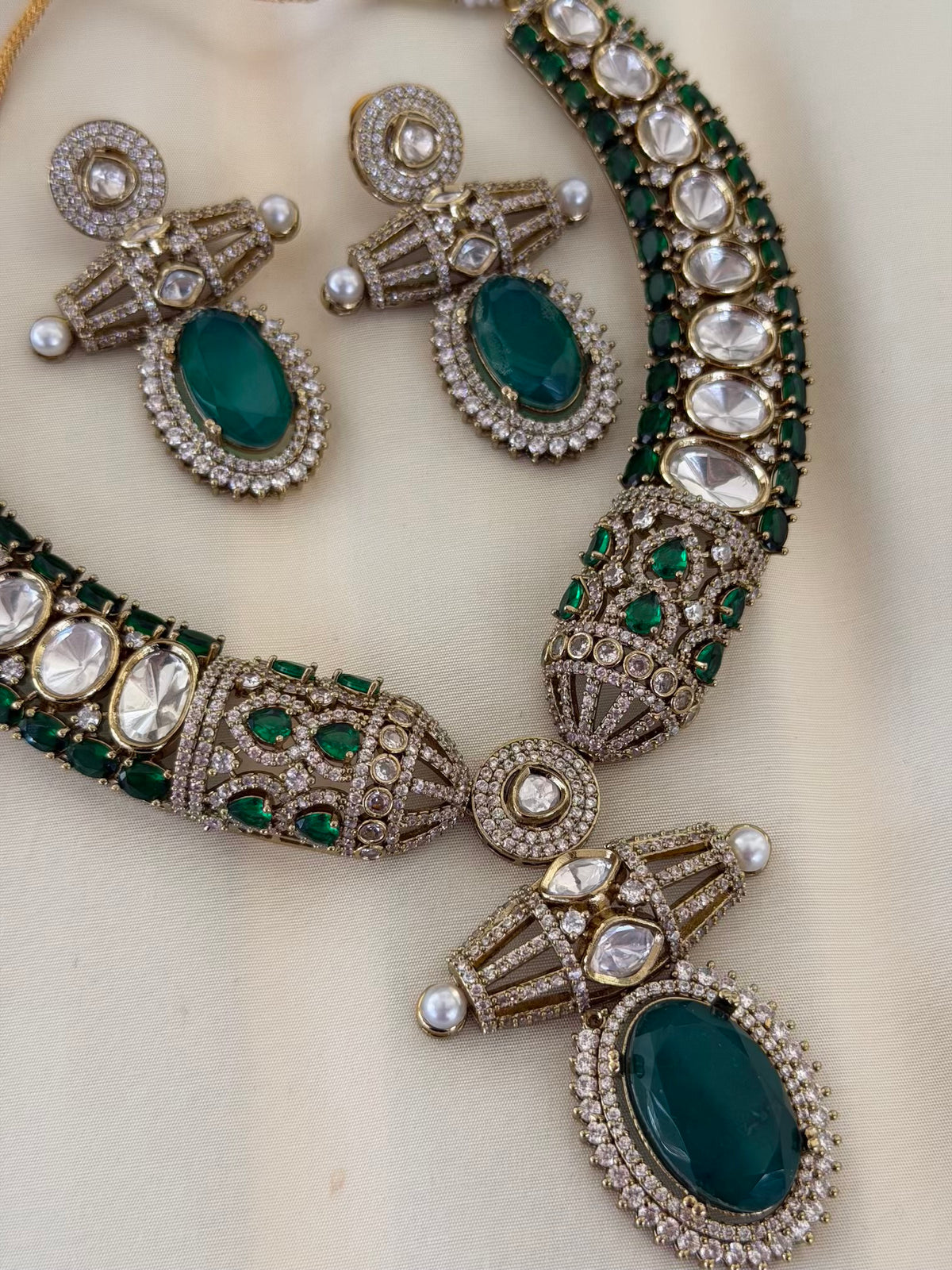 Kundan Emerald Collar Necklace Set with Drop Earrings