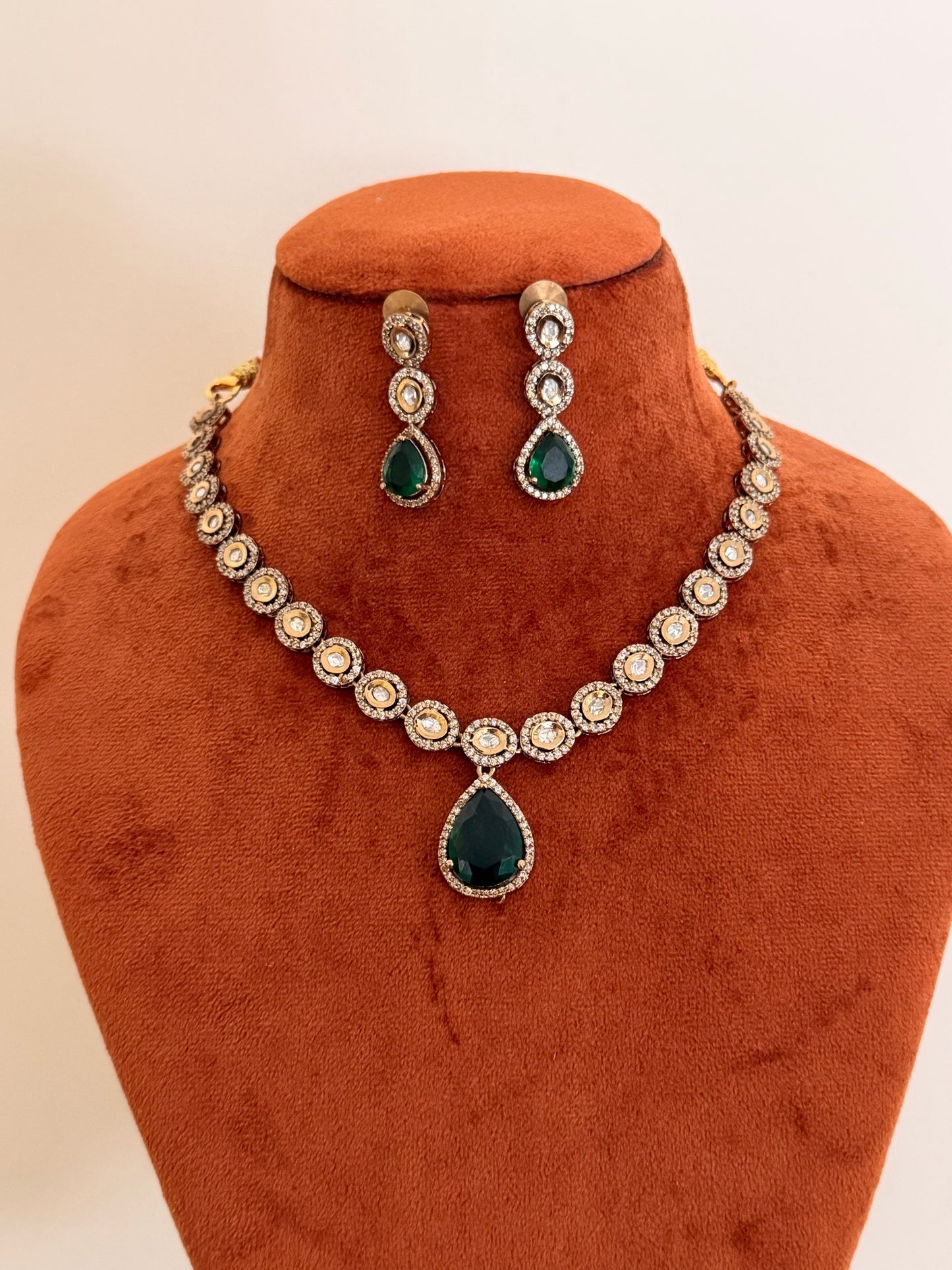 Minimal Kundan Necklace Set with Yellow / Emerald Stone