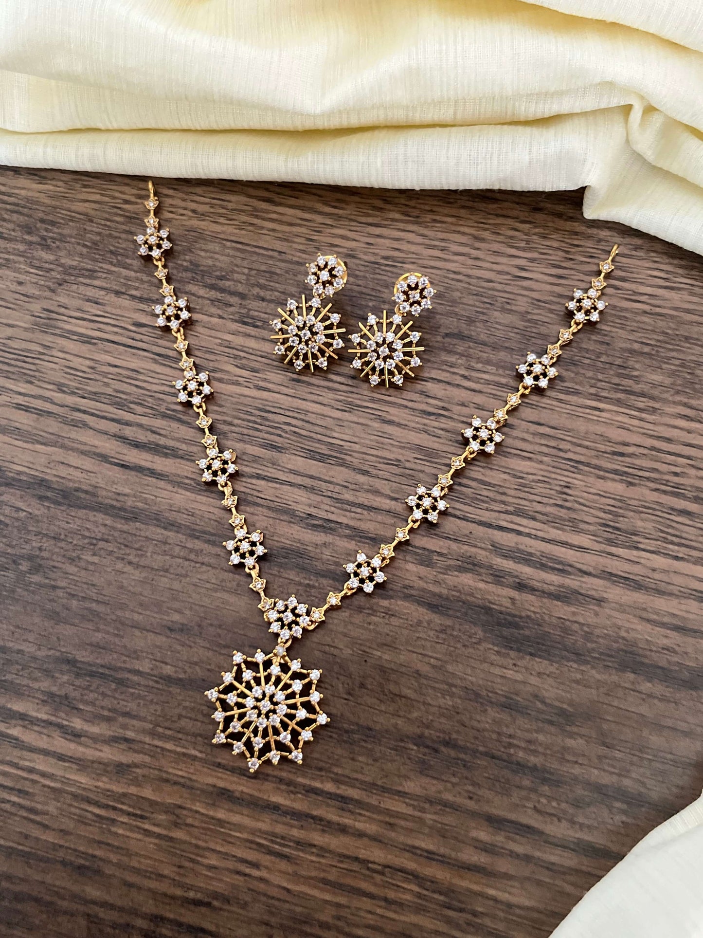 Diamond look-alike necklace set