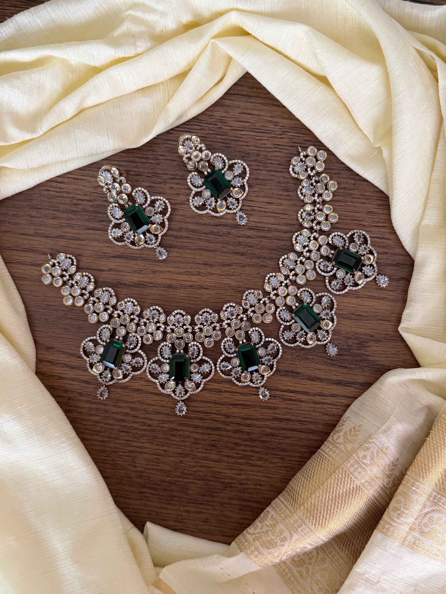 Grand Polki Style Choker Set with Emerald Center (Victorian Finish)