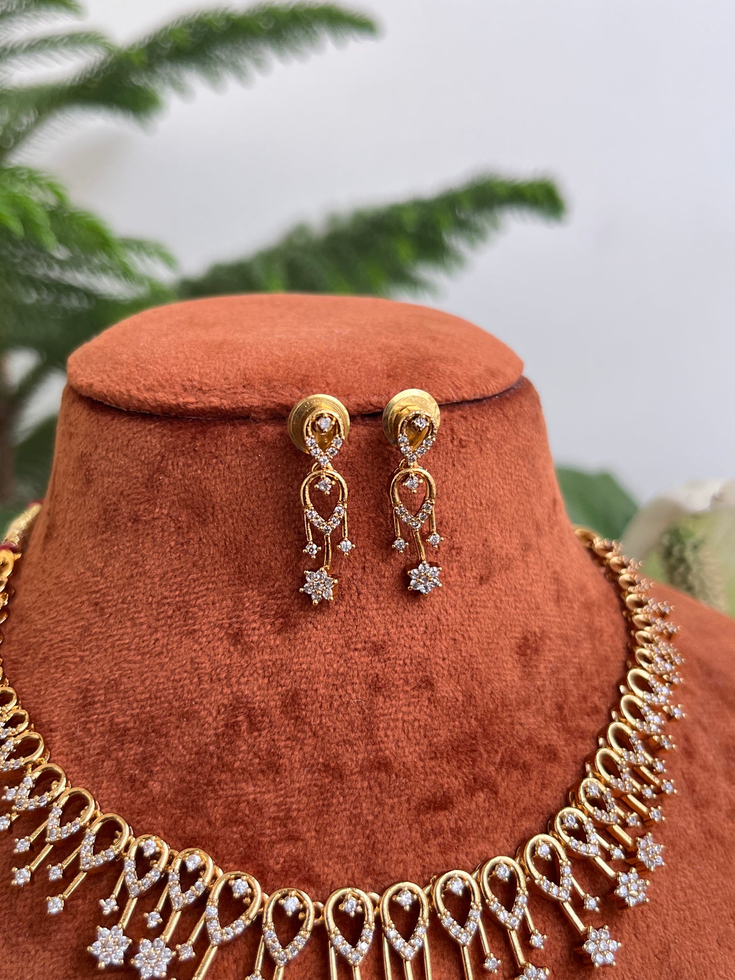Diamond Look Statement Necklace – Modern, Lightweight & Party Ready