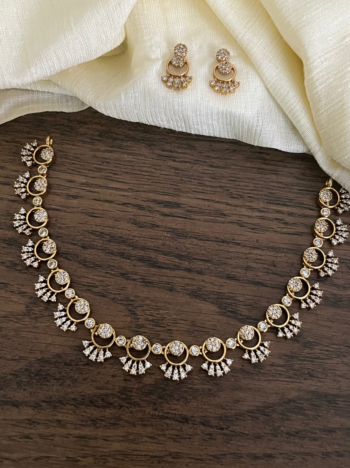 Diamond Look-Alike Sleek Necklace Set – For Saree & Dresses