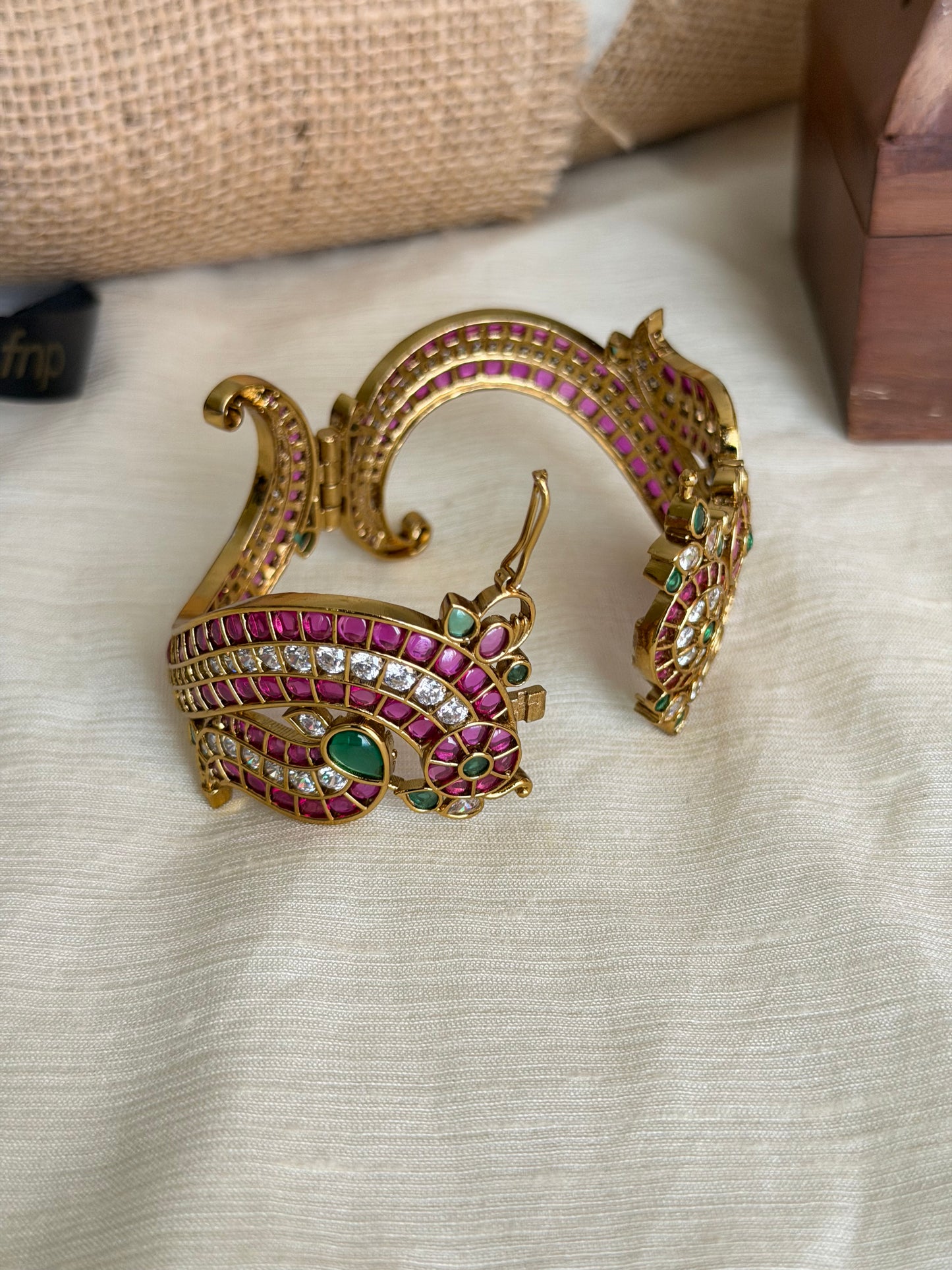 Grand Kemp Stone Kada Bangle