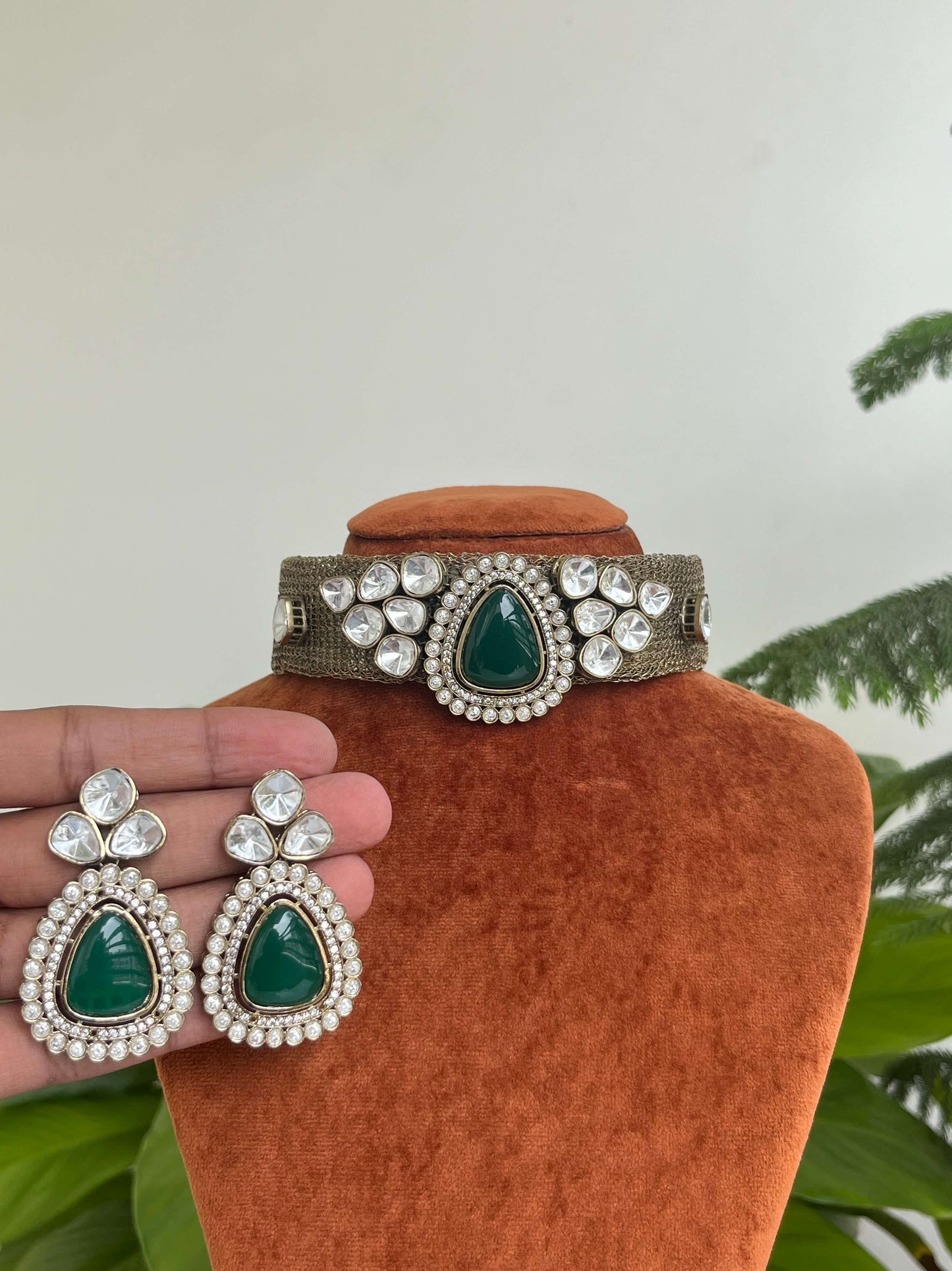 Foil-Back Kundan Choker with Green Stone & Matching Earrings