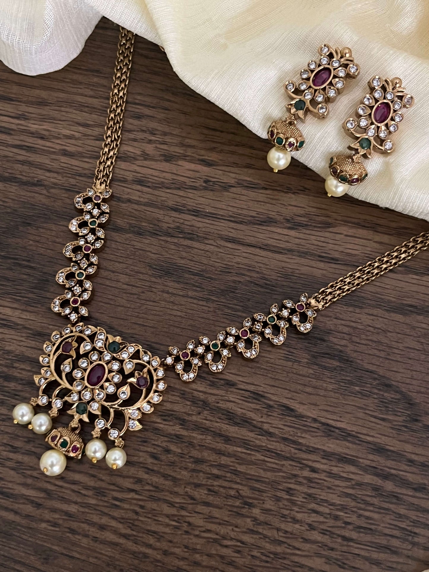 Sleek Victorian Flower Motif Necklace Set – Lightweight Elegance