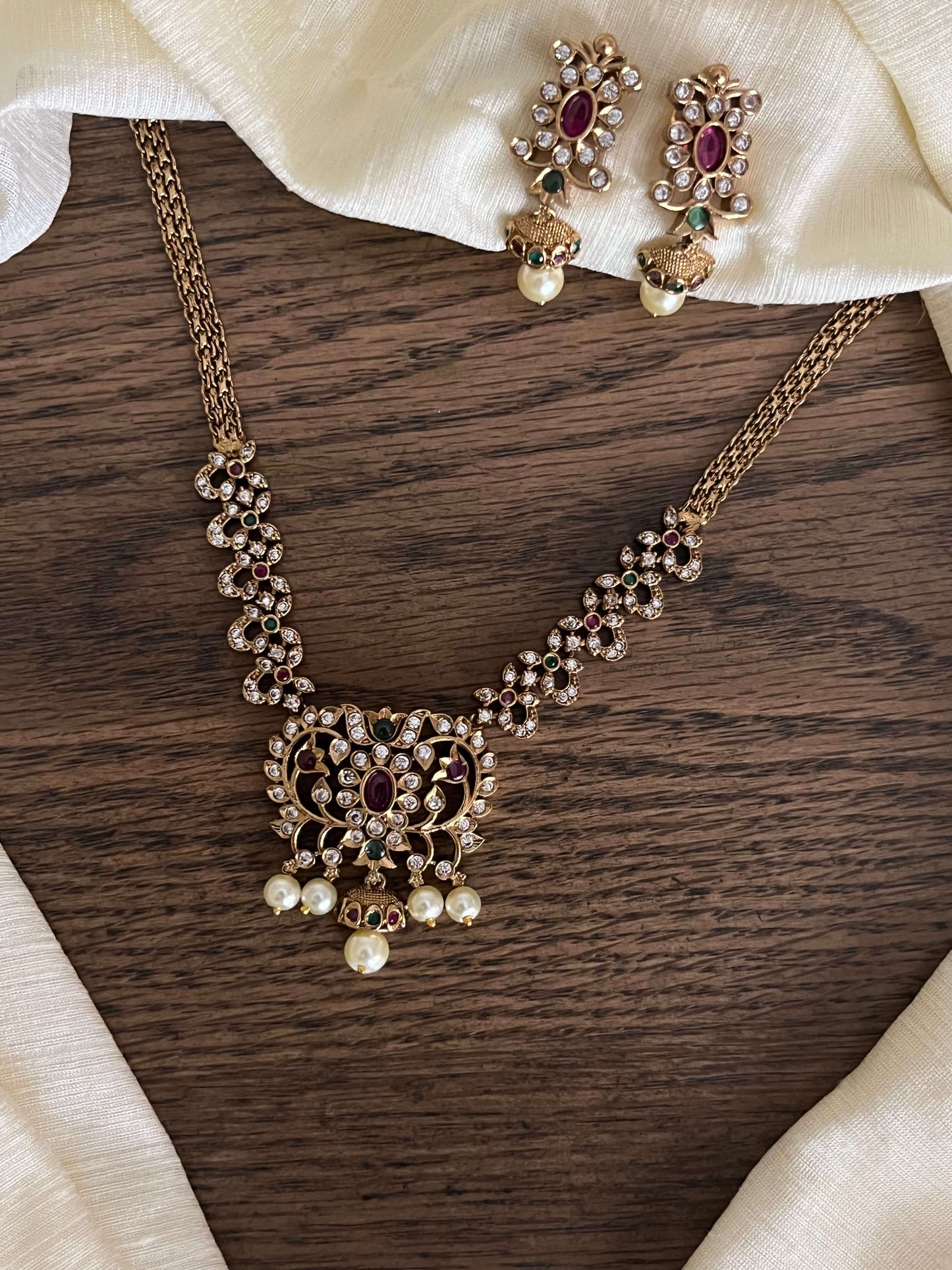 Sleek Victorian Flower Motif Necklace Set – Lightweight Elegance