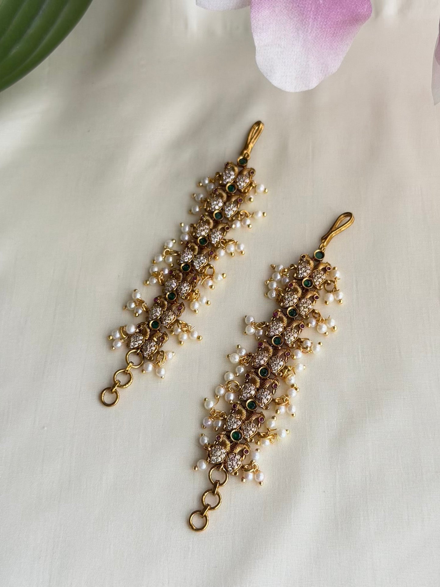 Elegant Pearl Motif Mattal