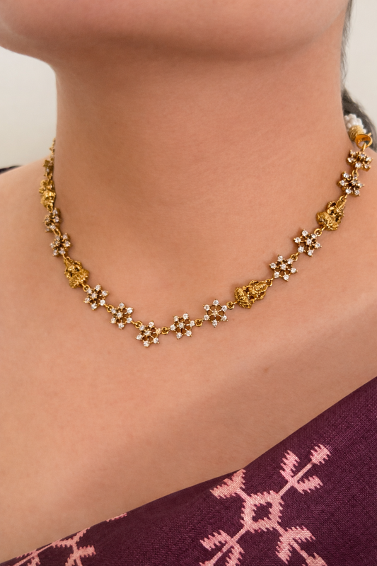 Minimalist Floral Design Necklace Set