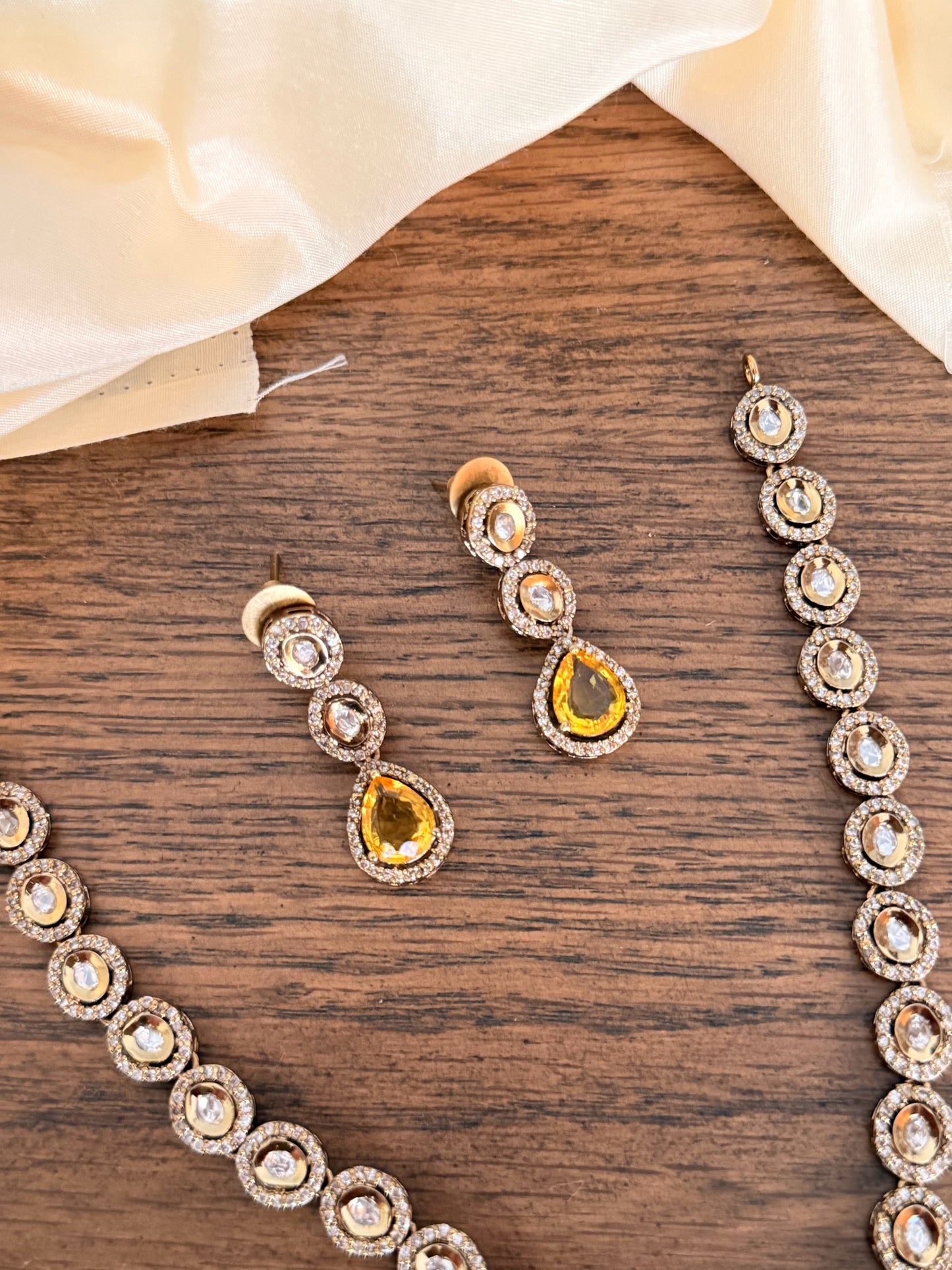 Minimal Kundan Necklace Set with Yellow / Emerald Stone
