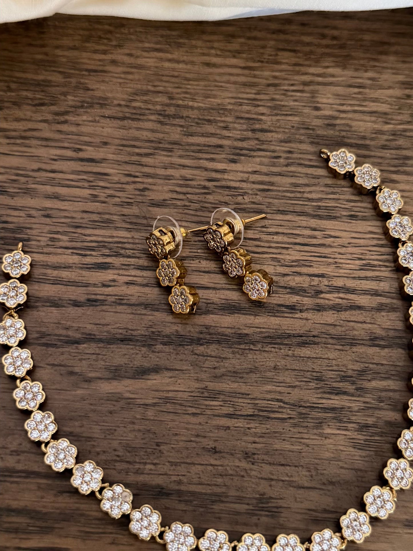 Floral line necklace set