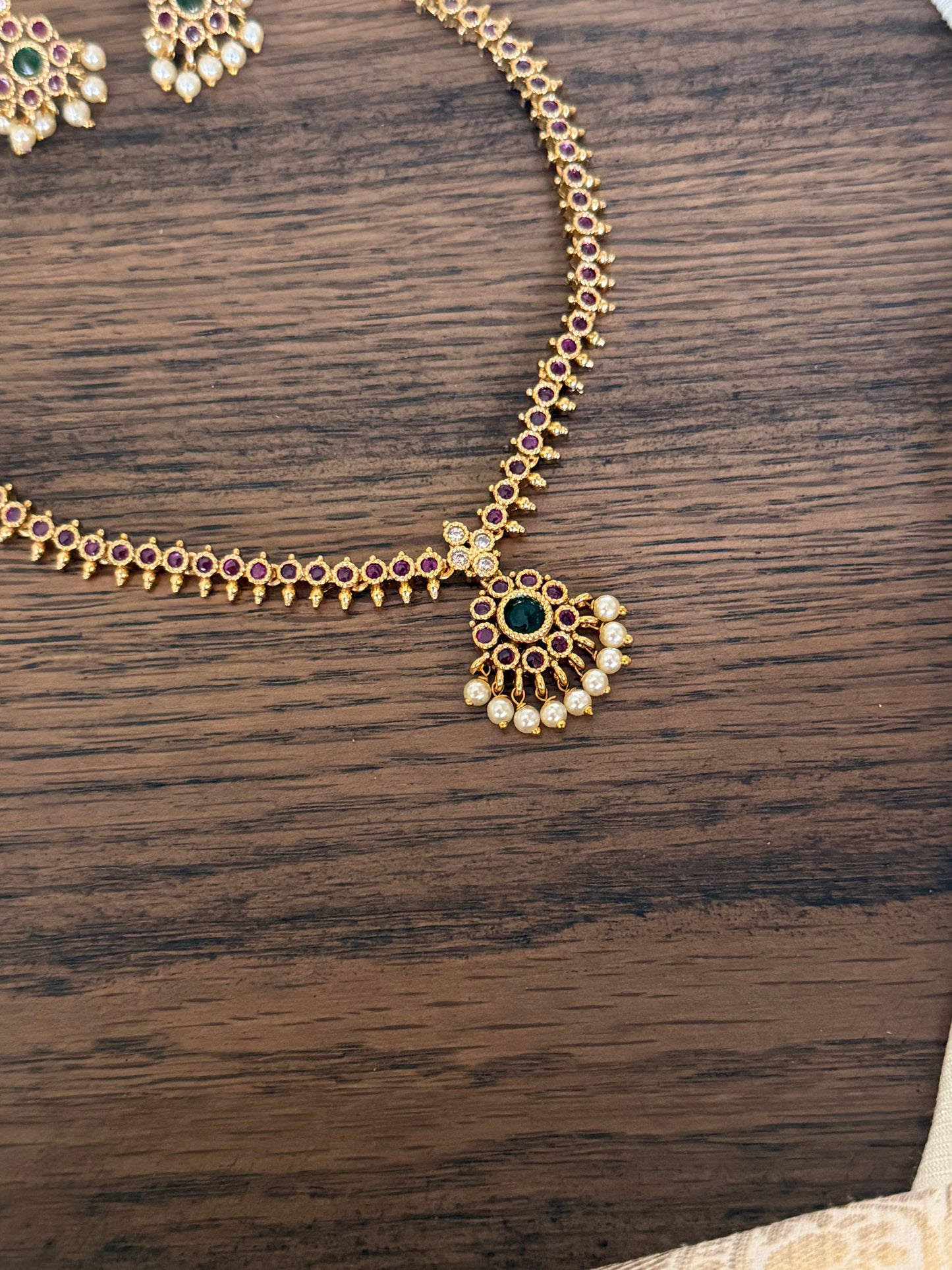 Minimalist Antique Gold Kemp Stone Choker Necklace Set with Pearl Drops
