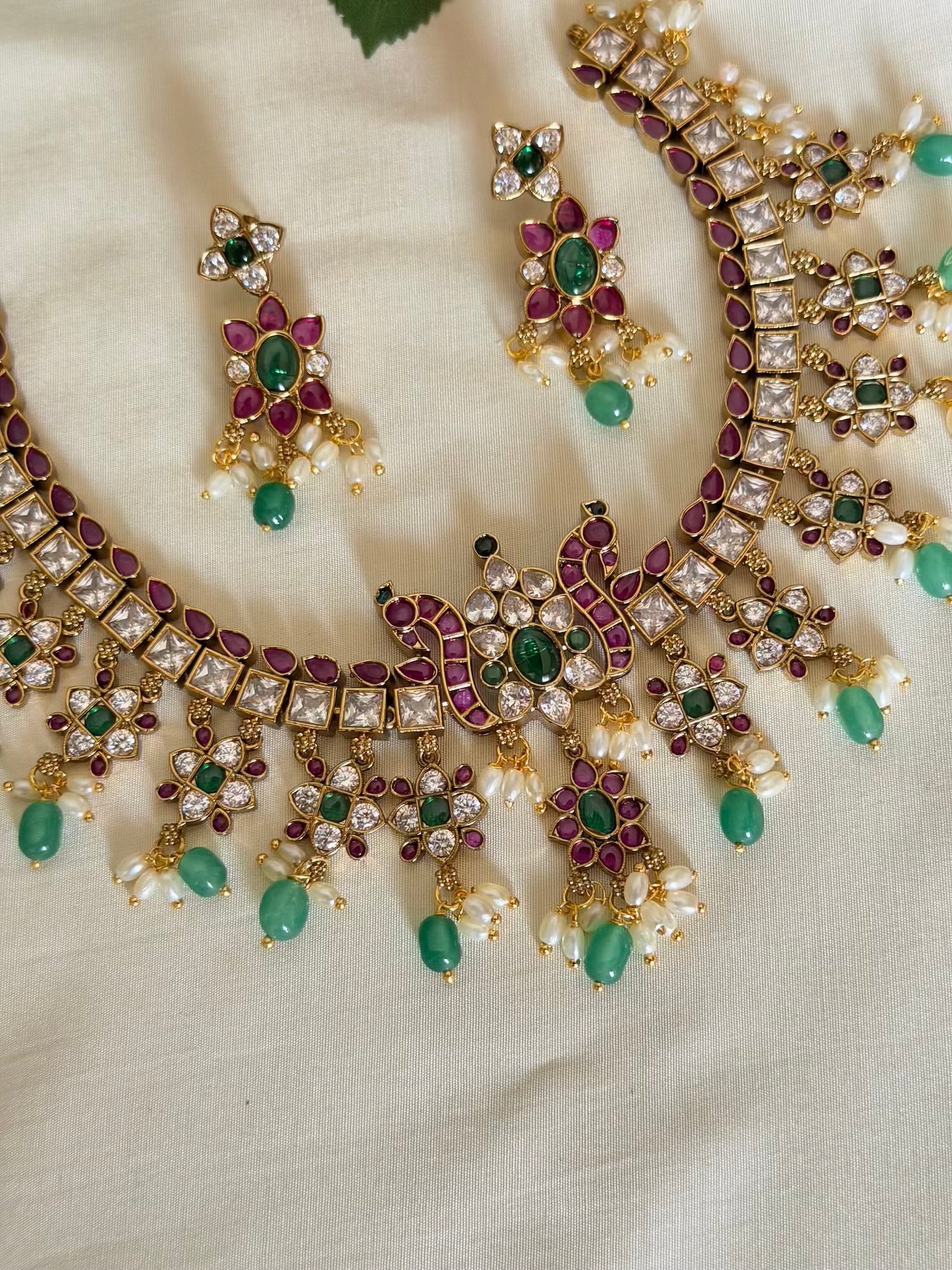 Elegant kemp stone floral necklace set