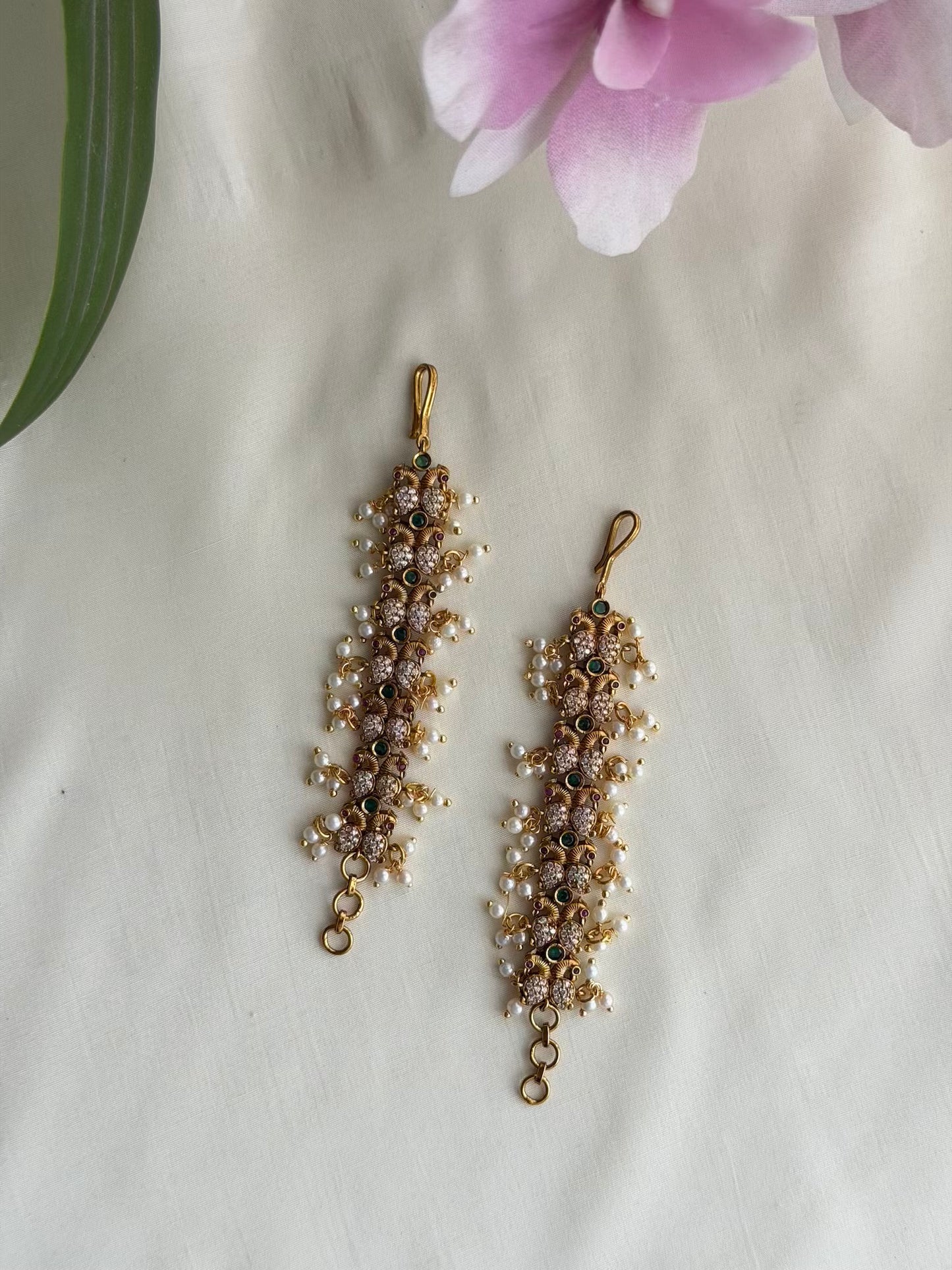 Elegant Pearl Motif Mattal