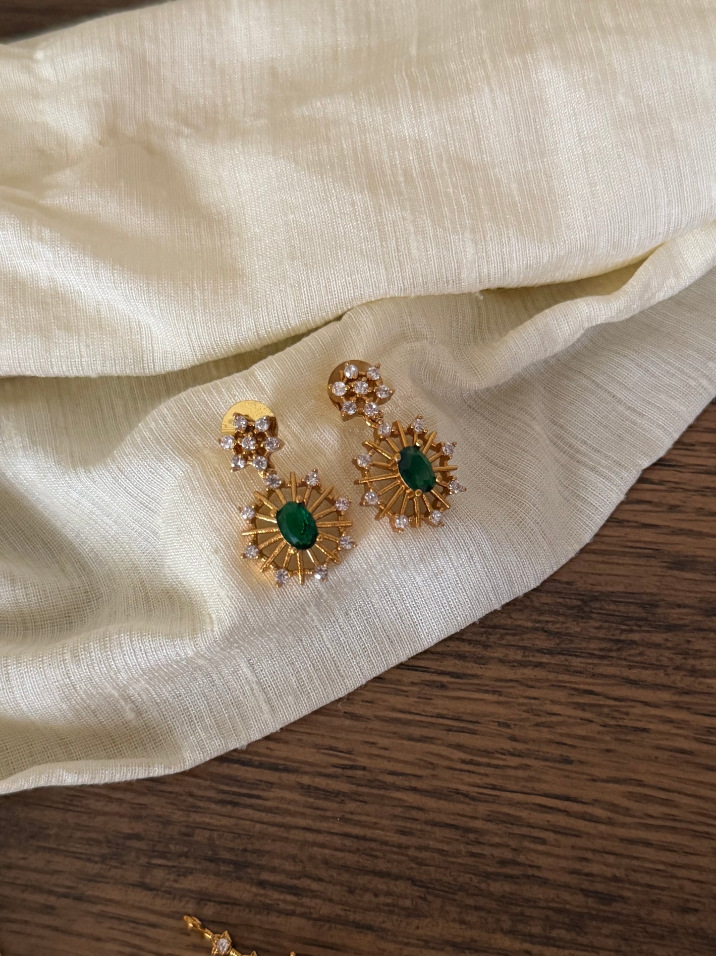 Delicate Floral Diamonds Necklace Set with Studs