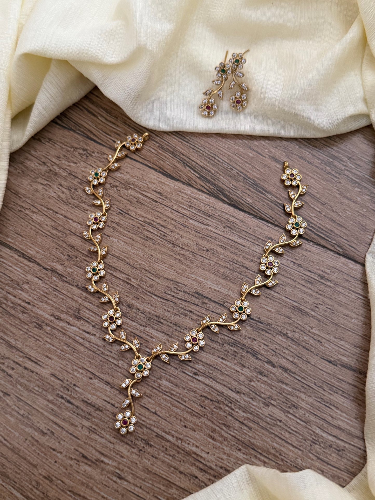 Gorgeous gold-toned floral vine necklace set