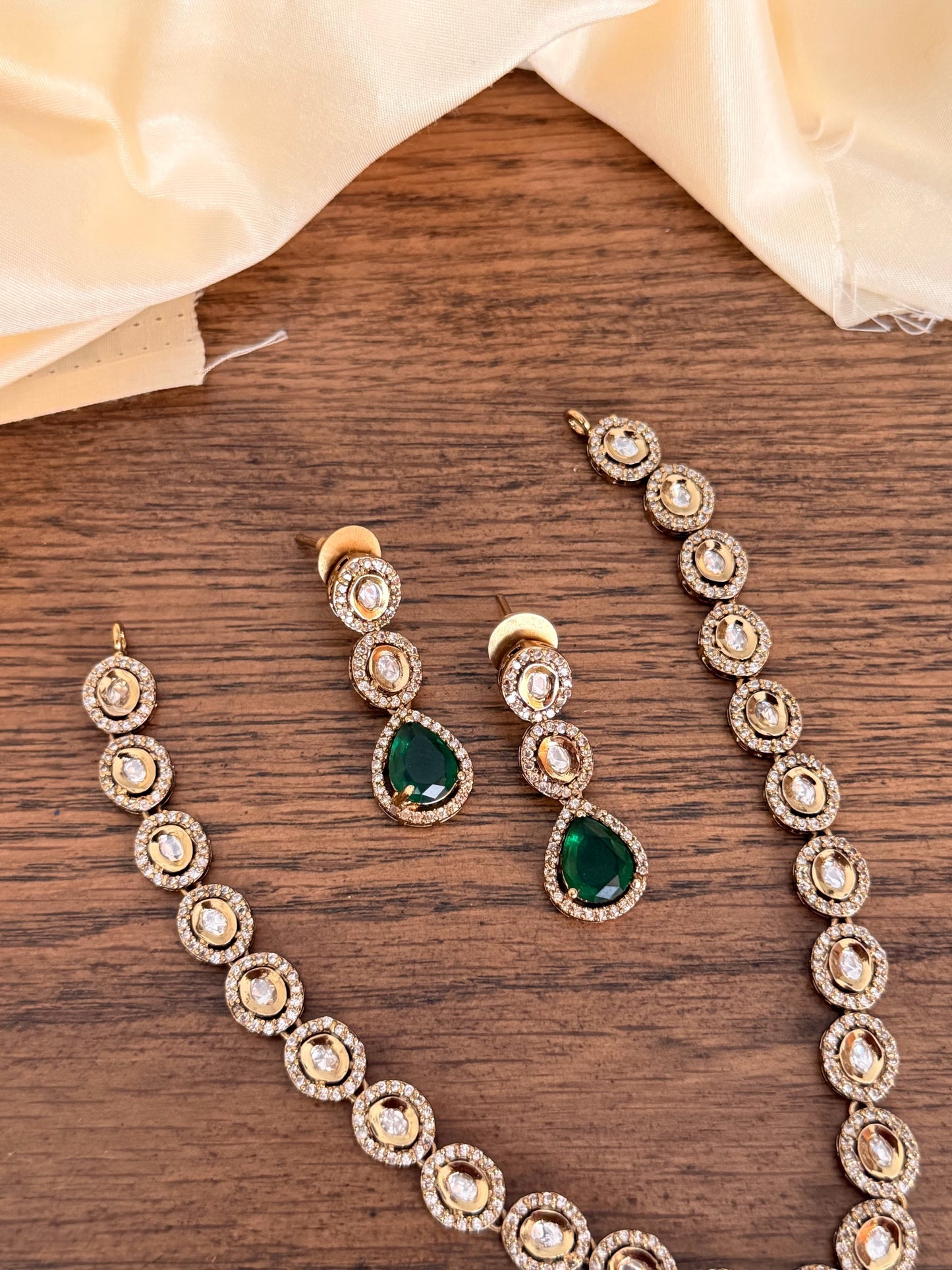 Minimal Kundan Necklace Set with Yellow / Emerald Stone