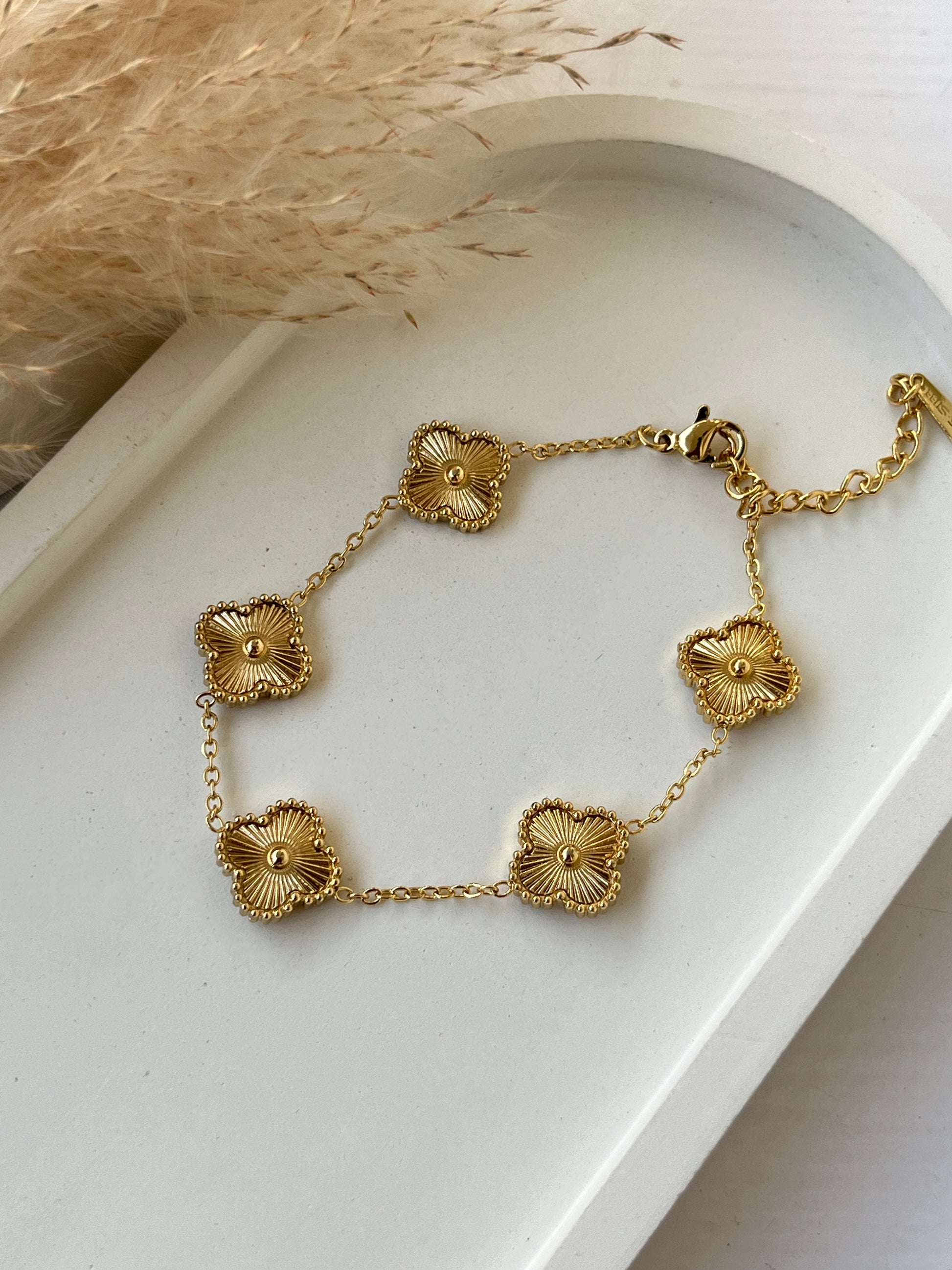Chic gold clover bracelet for girls with a radiant shine and anti-tarnish coating — a timeless accessory for elegant and everyday looks.