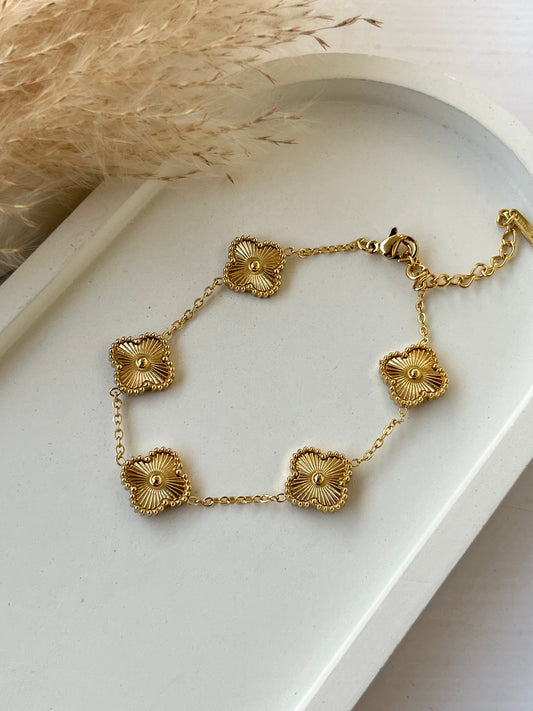 Chic gold clover bracelet for girls with a radiant shine and anti-tarnish coating — a timeless accessory for elegant and everyday looks.