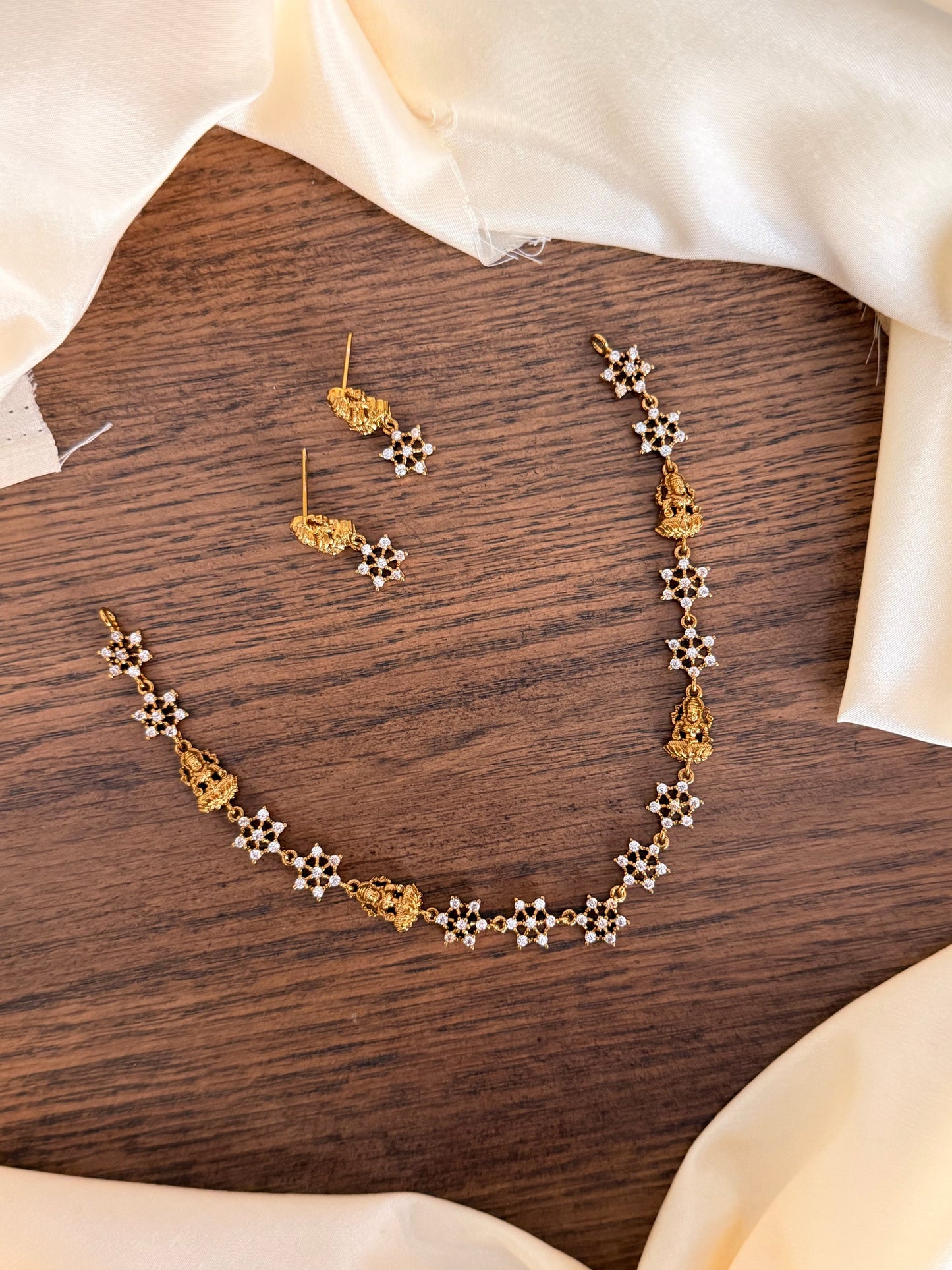 Minimalist Floral Design Necklace Set