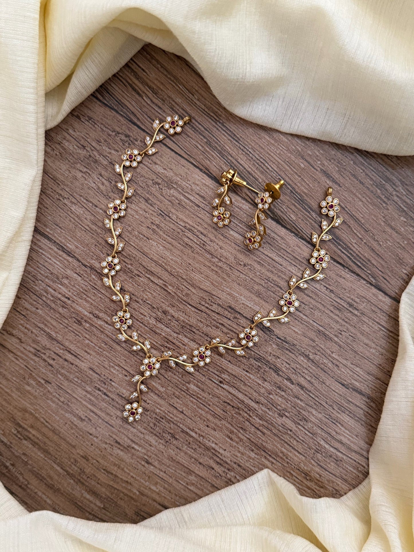 Gorgeous gold-toned floral vine necklace set