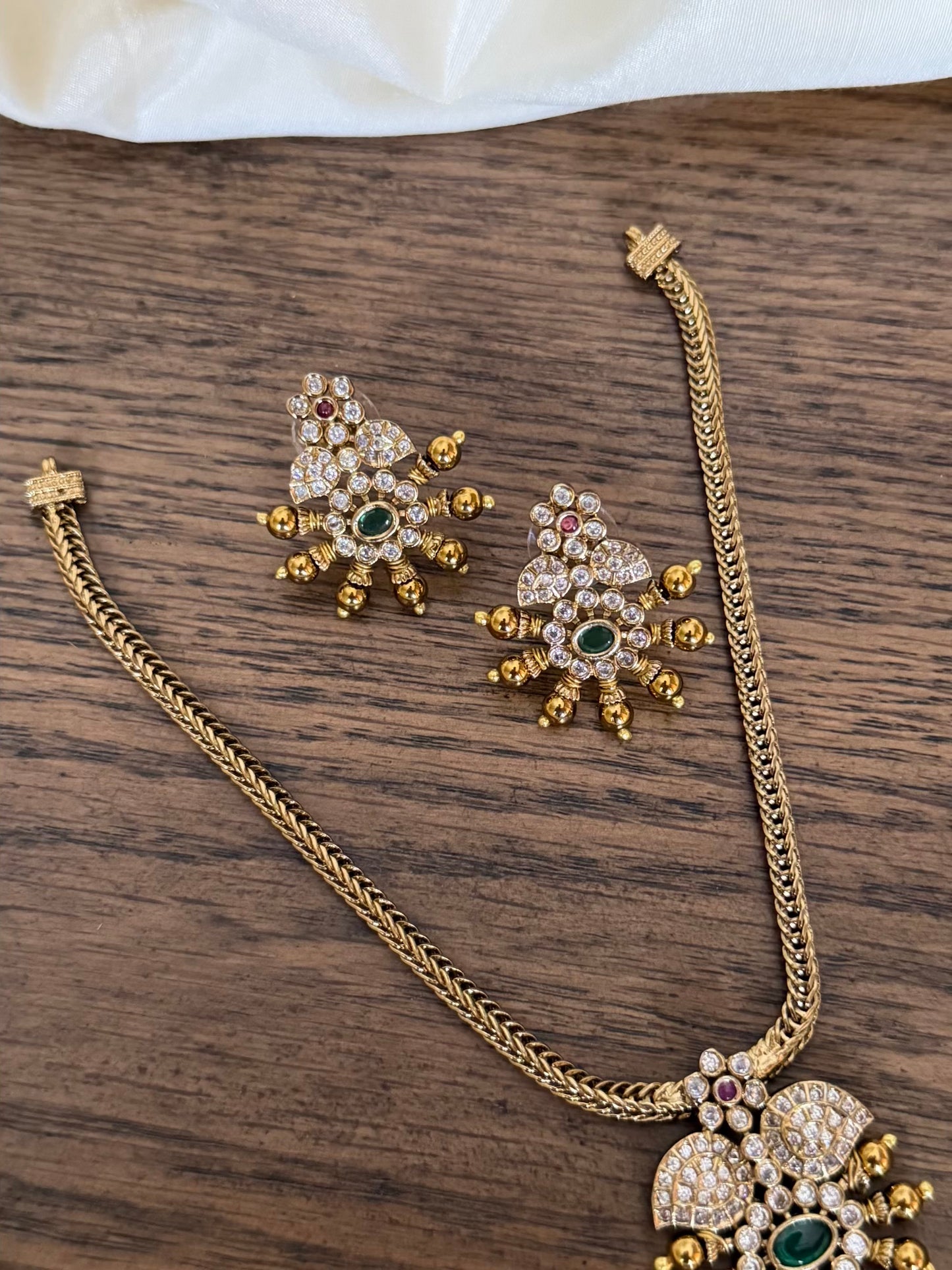 Leaf motif Attigai necklace