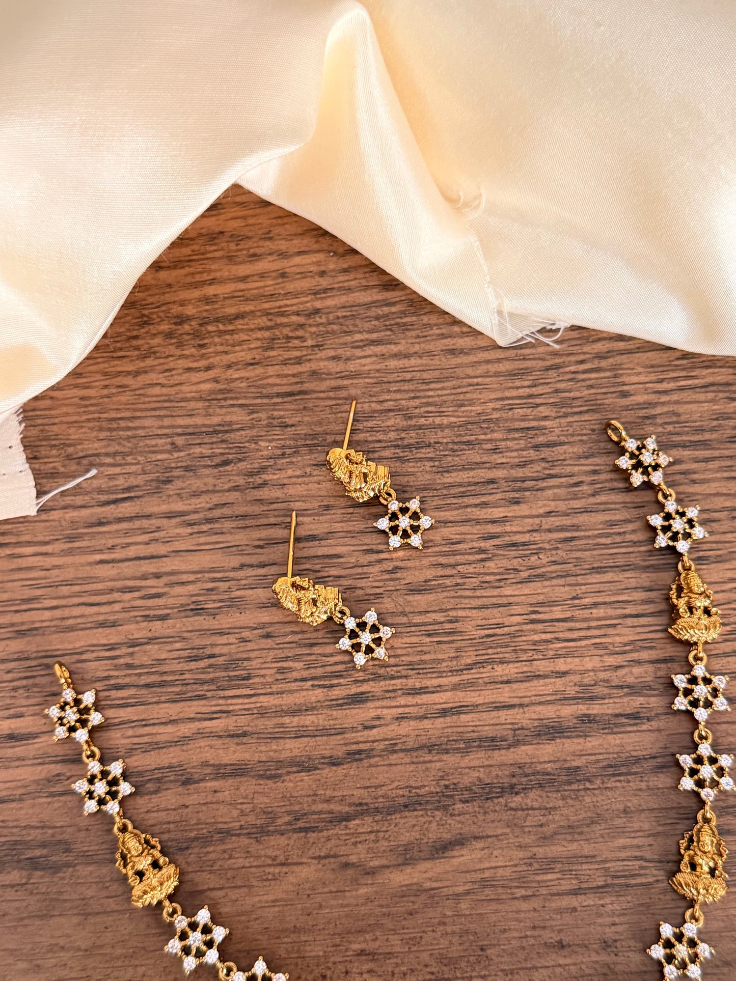 Minimalist Floral Design Necklace Set