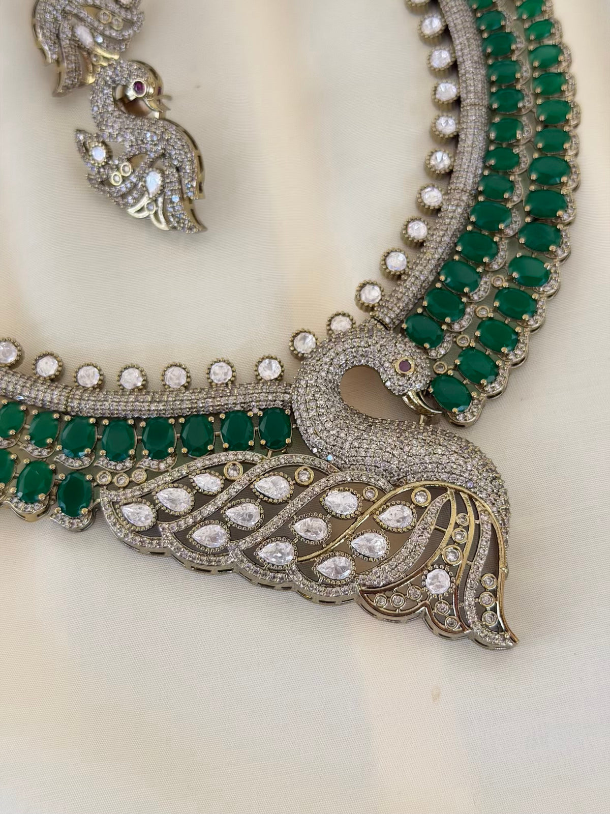Emerald Swan Motif Collar Necklace Set with Stud Earrings