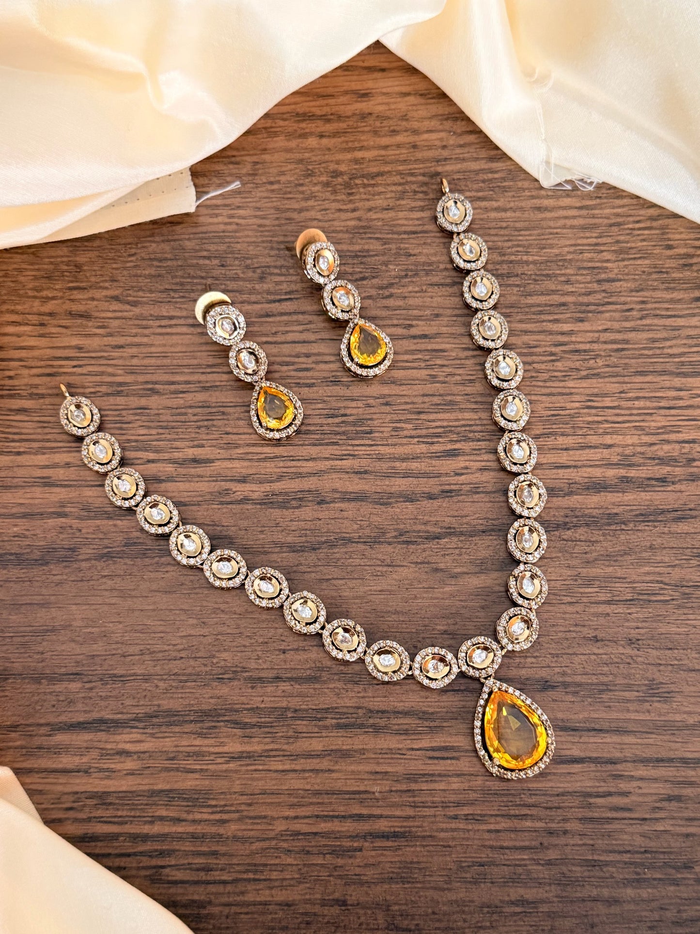 Minimal Kundan Necklace Set with Yellow / Emerald Stone
