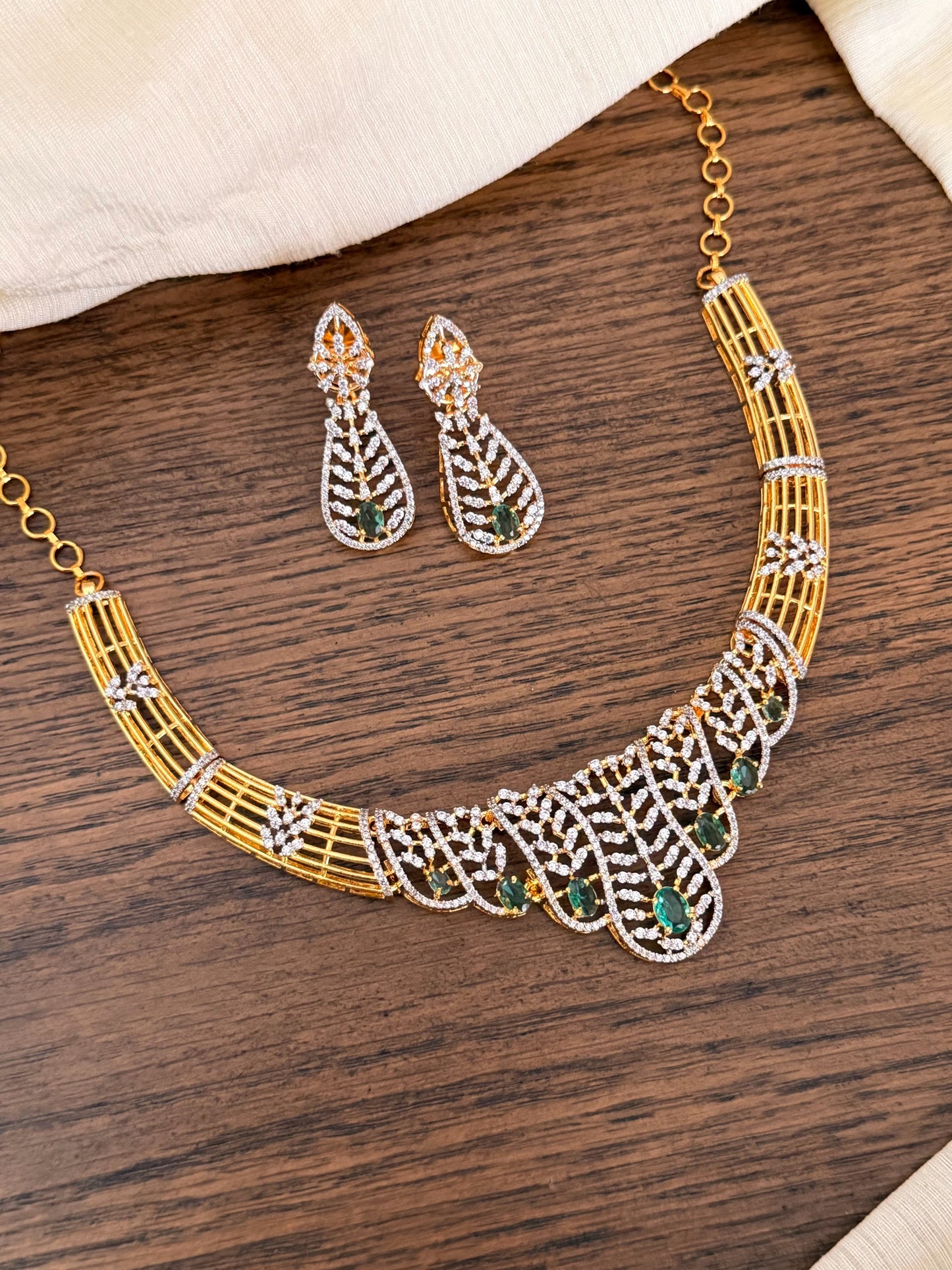 Elegant Filigree Necklace Set with Emerald Accents and Diamond-Cut Detailing | Contemporary Bridal Jewelry