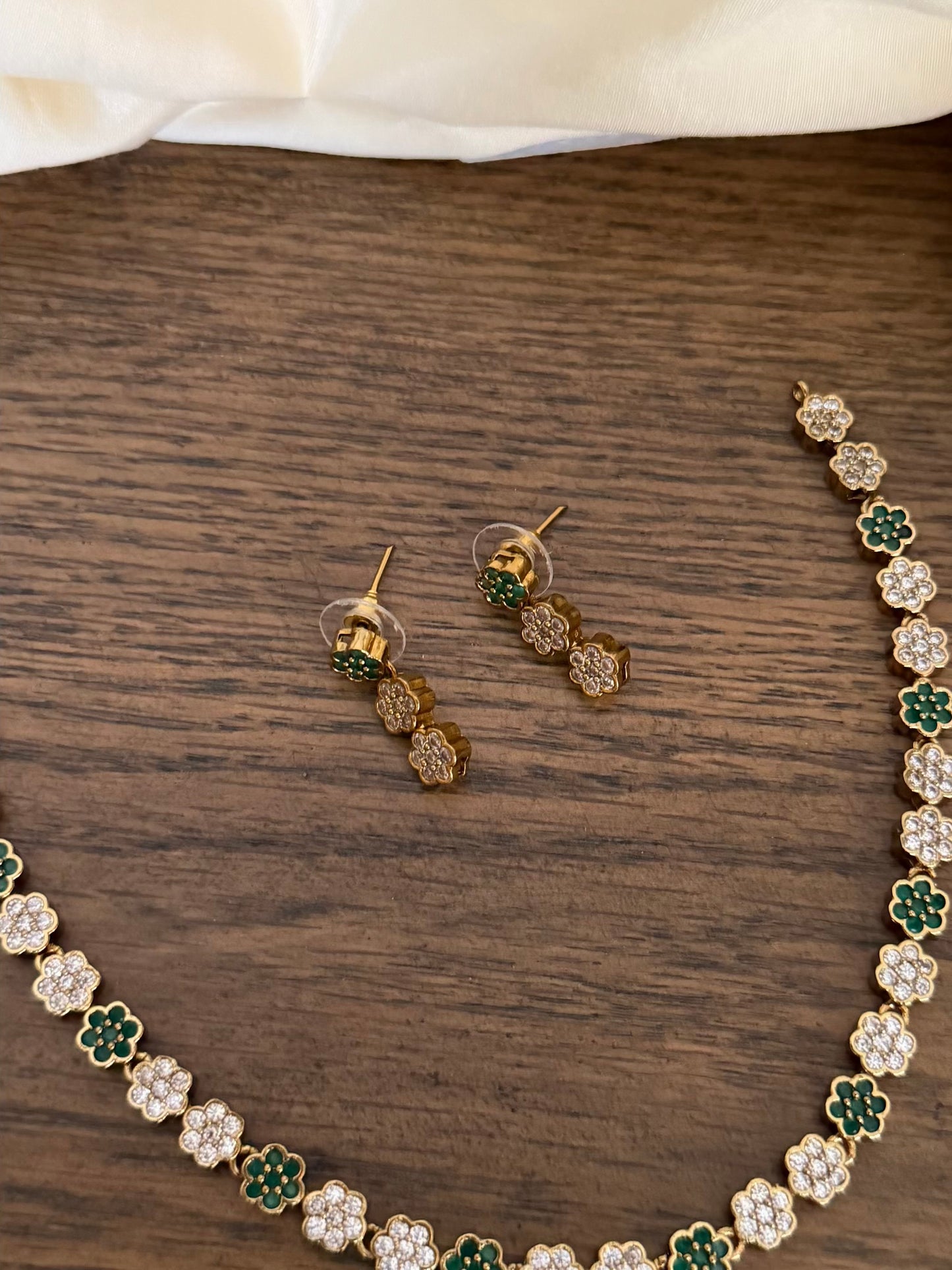 Floral line necklace set