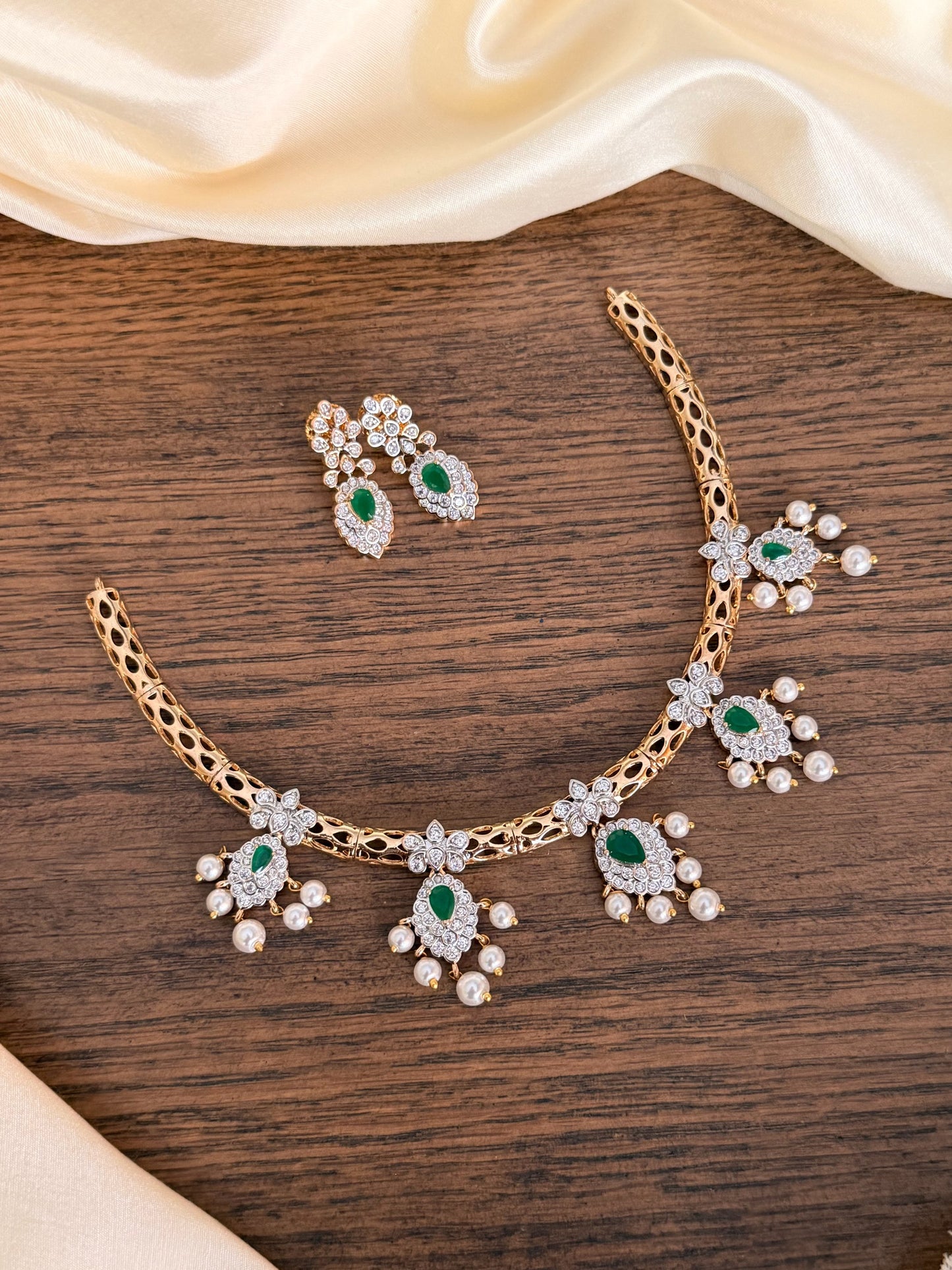 Dual Tone AD Emerald & Pearl Kanti Necklace Set
