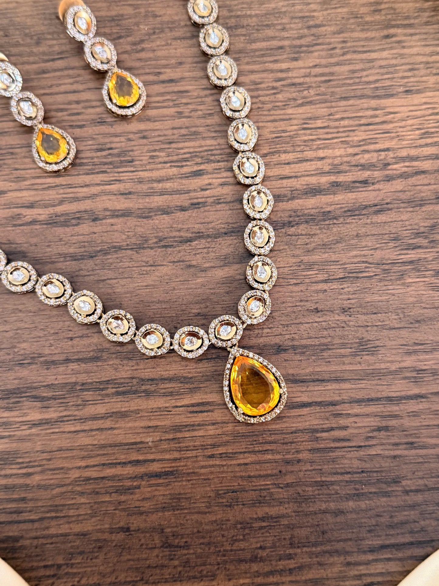 Minimal Kundan Necklace Set with Yellow / Emerald Stone