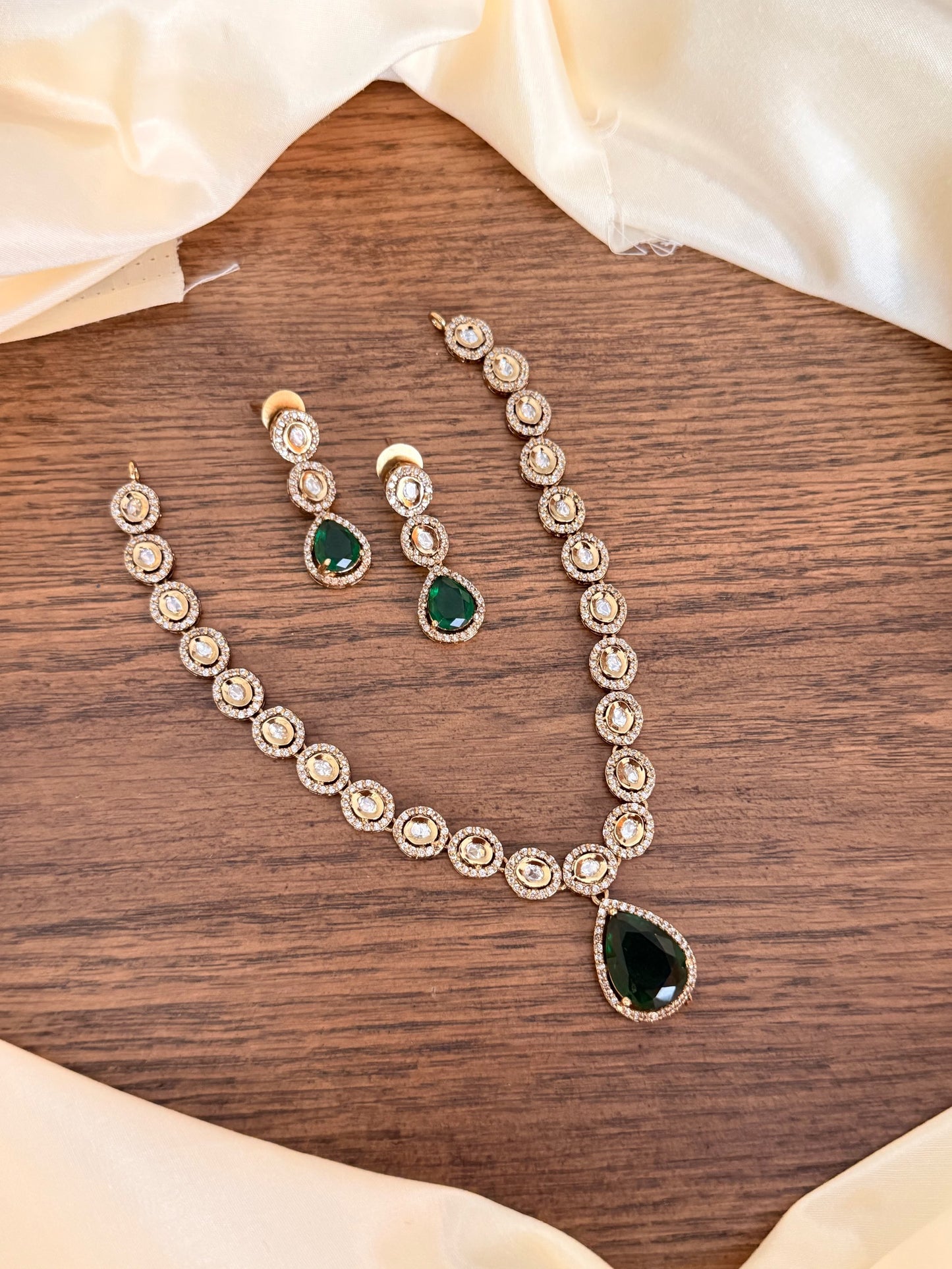 Minimal Kundan Necklace Set with Yellow / Emerald Stone