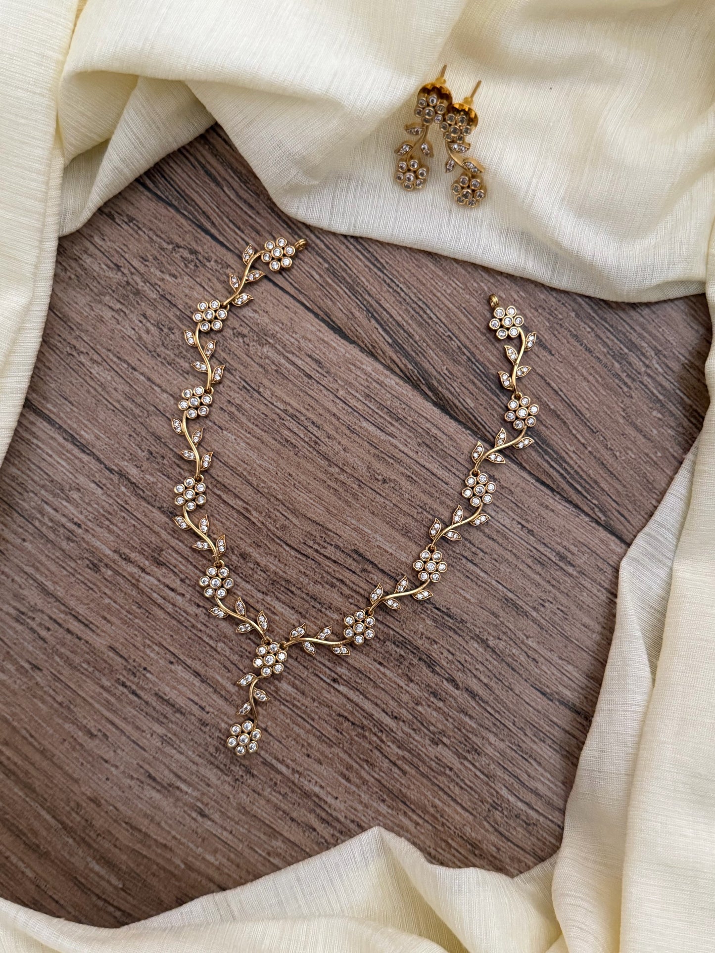 Gorgeous gold-toned floral vine necklace set