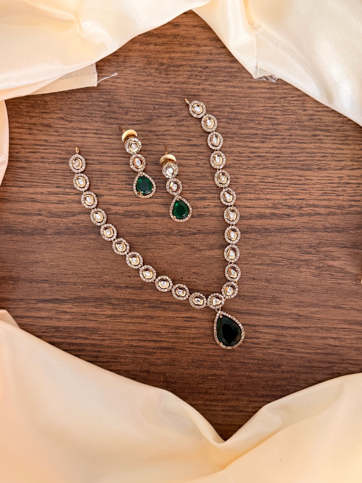 Minimal Kundan Necklace Set with Yellow / Emerald Stone
