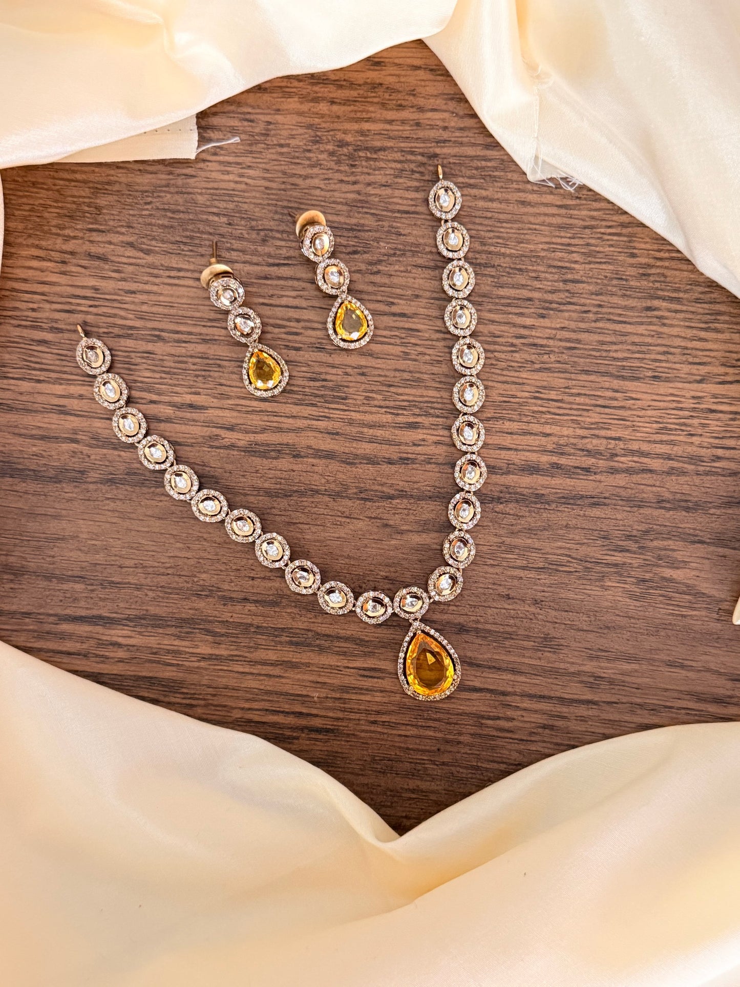 Minimal Kundan Necklace Set with Yellow / Emerald Stone