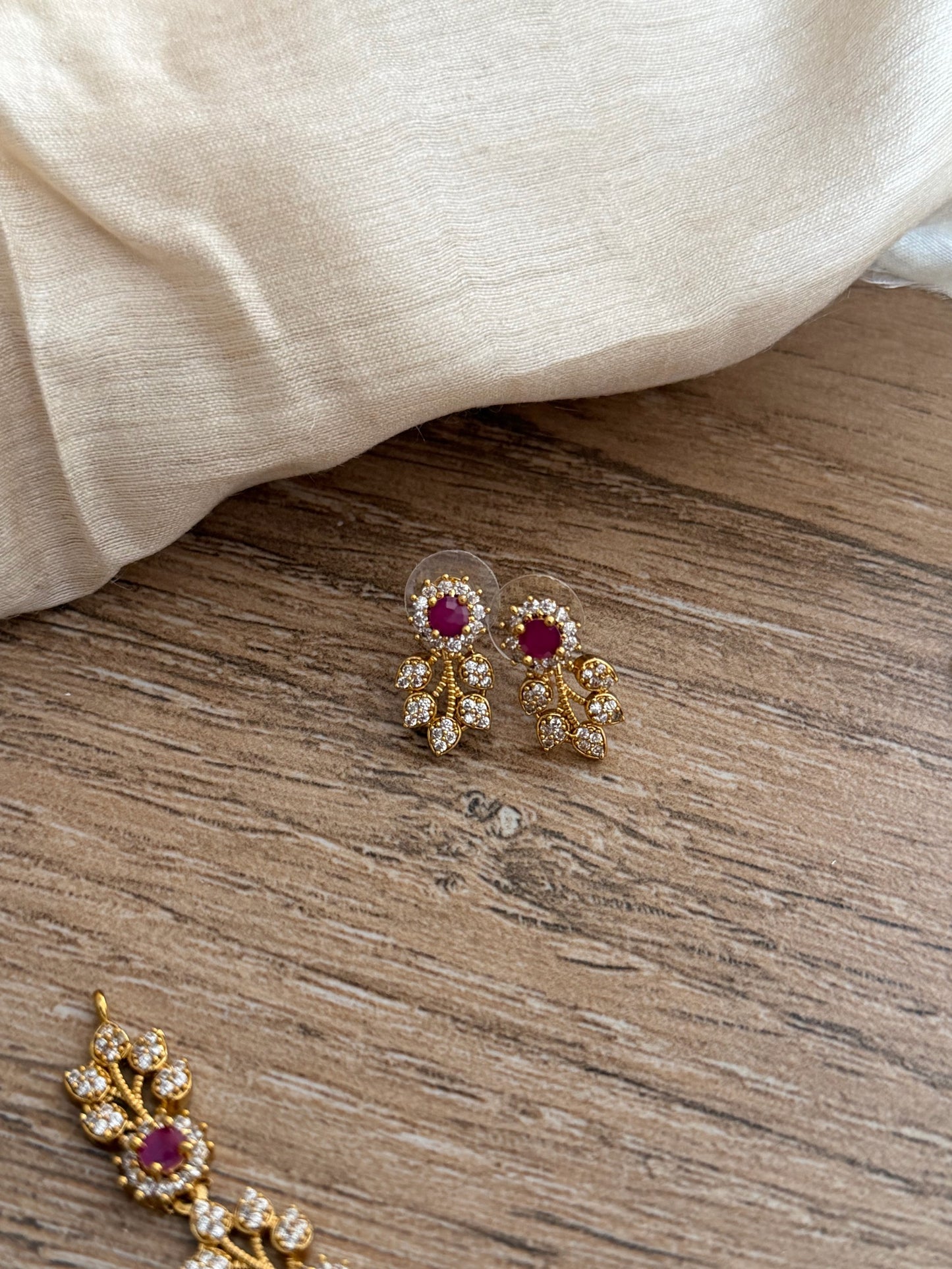 Delicate Floral Leaf Multi-Stone Traditional Set