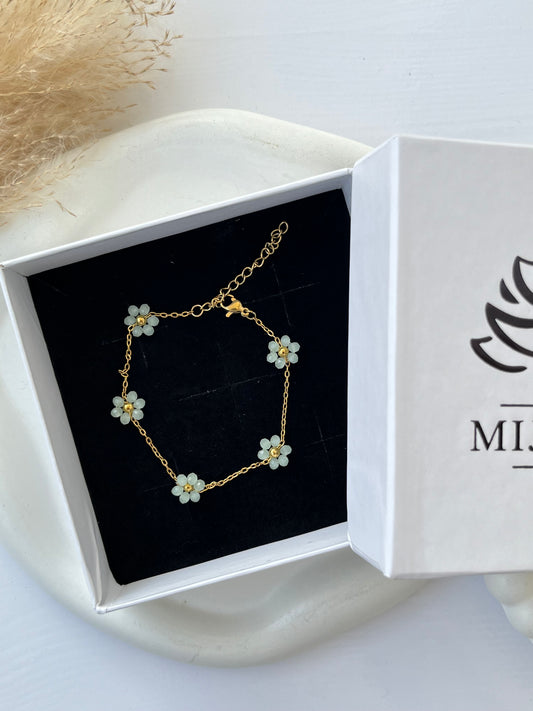 Delicate chain bracelet with soft green beaded flowers and gold centers – an anti-tarnish, ultra-feminine design ideal for romantic gifts or everyday aesthetic flair.