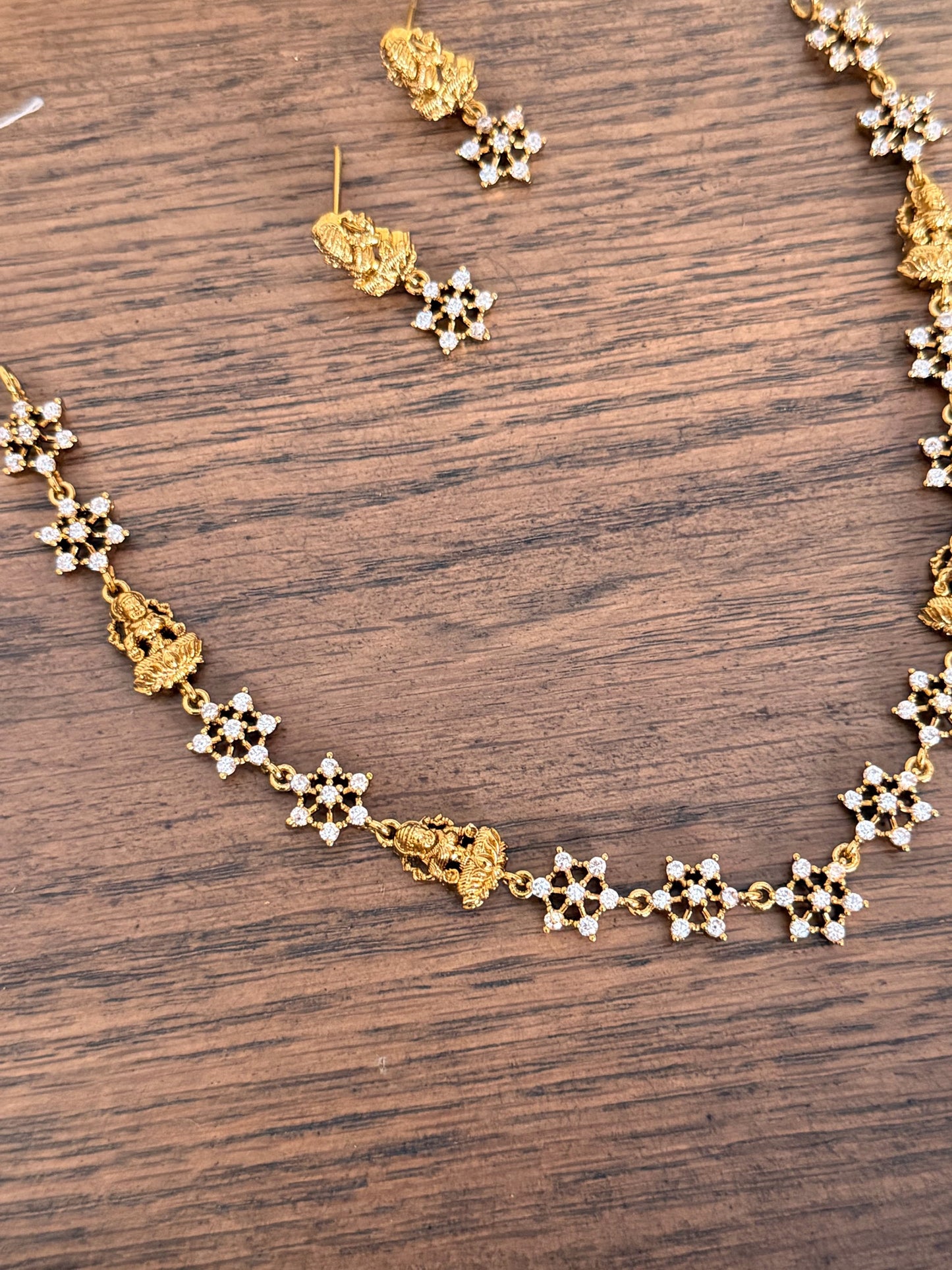 Minimalist Floral Design Necklace Set