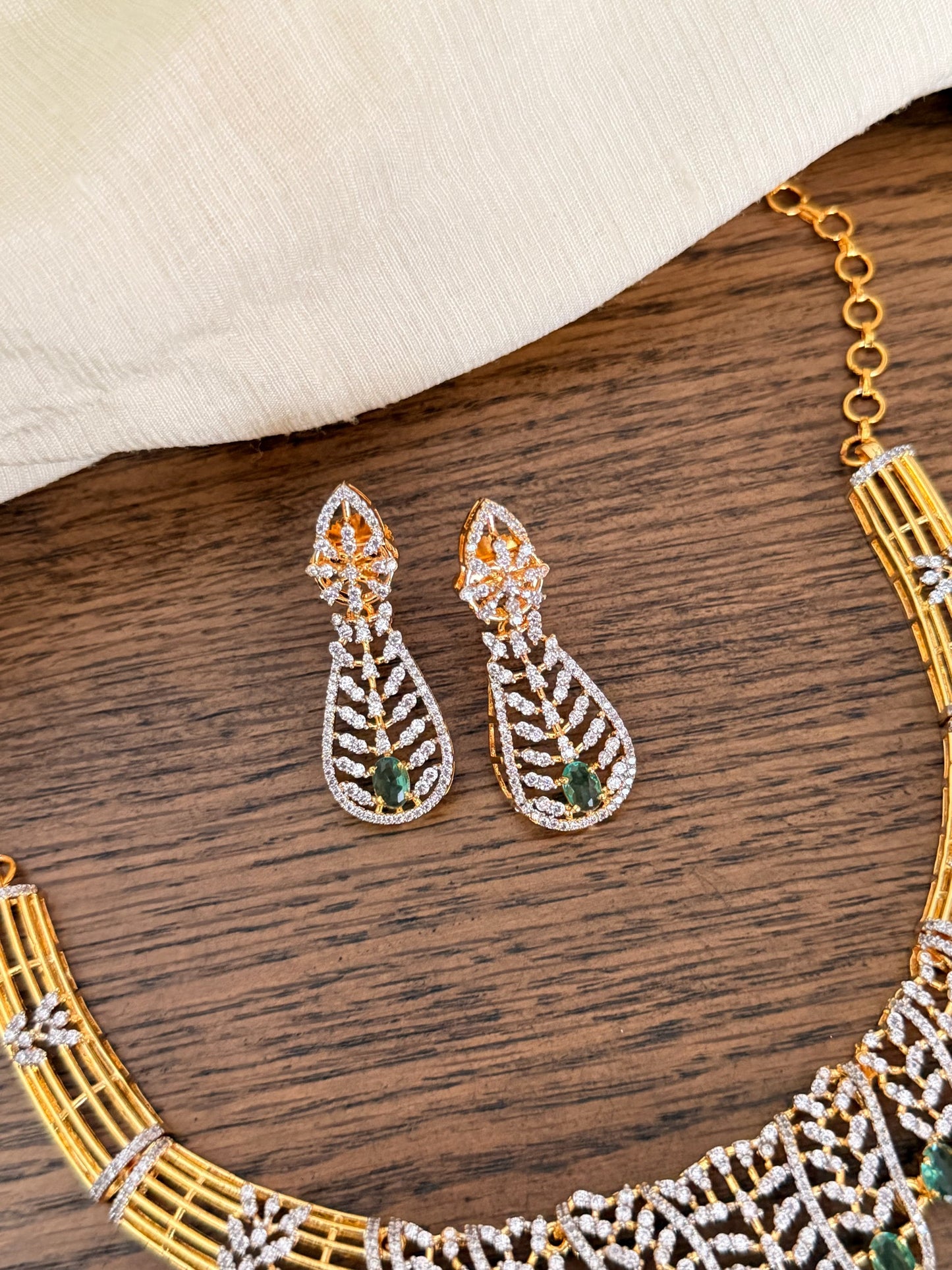 Elegant Filigree Necklace Set with Emerald Accents and Diamond-Cut Detailing | Contemporary Bridal Jewelry
