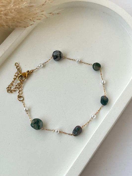 Minimalist gold chain bracelet with dark green stones and white pearls – a dainty anti-tarnish piece perfect for thoughtful gifts or elevating everyday looks.