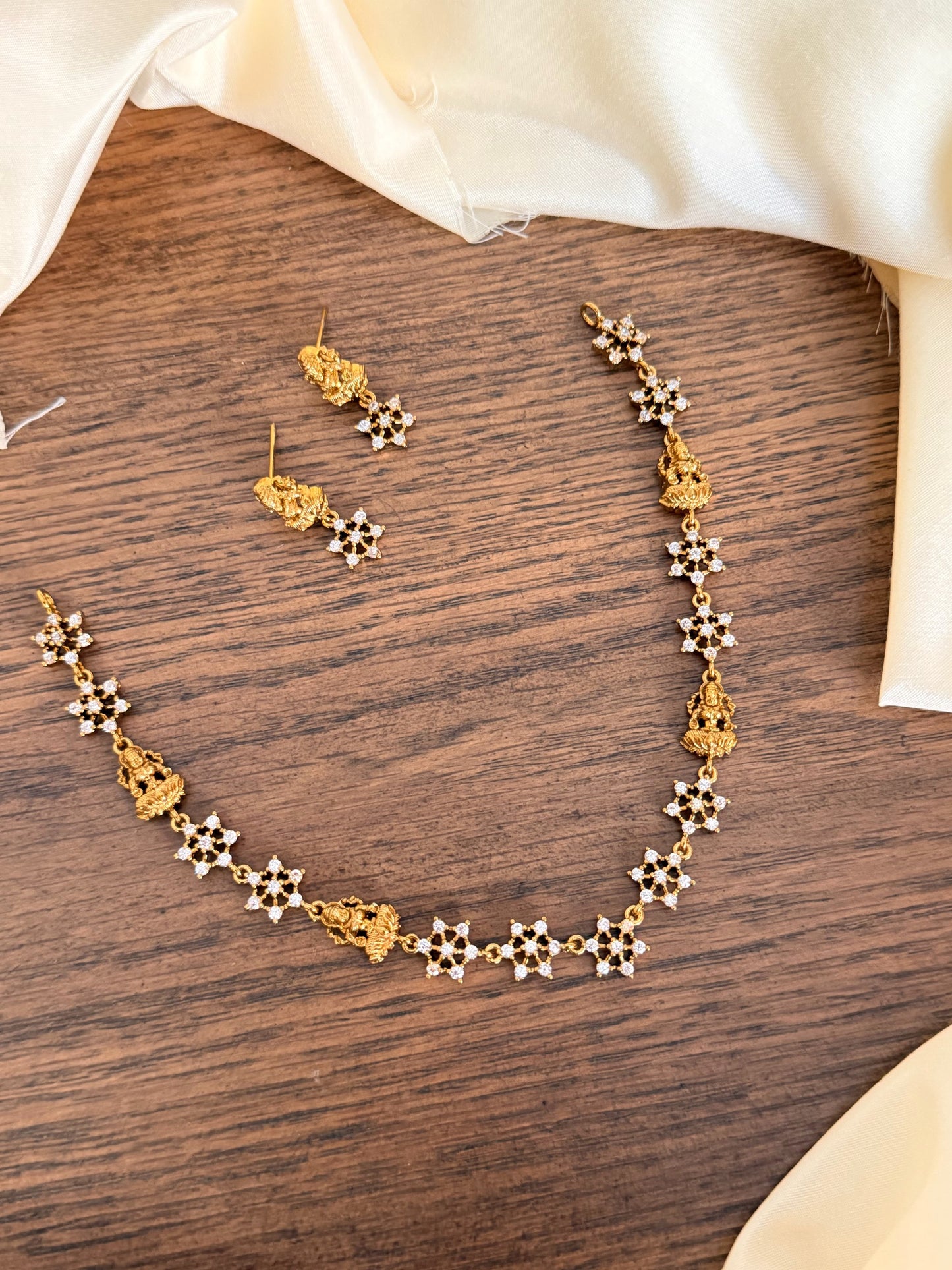 Minimalist Floral Design Necklace Set