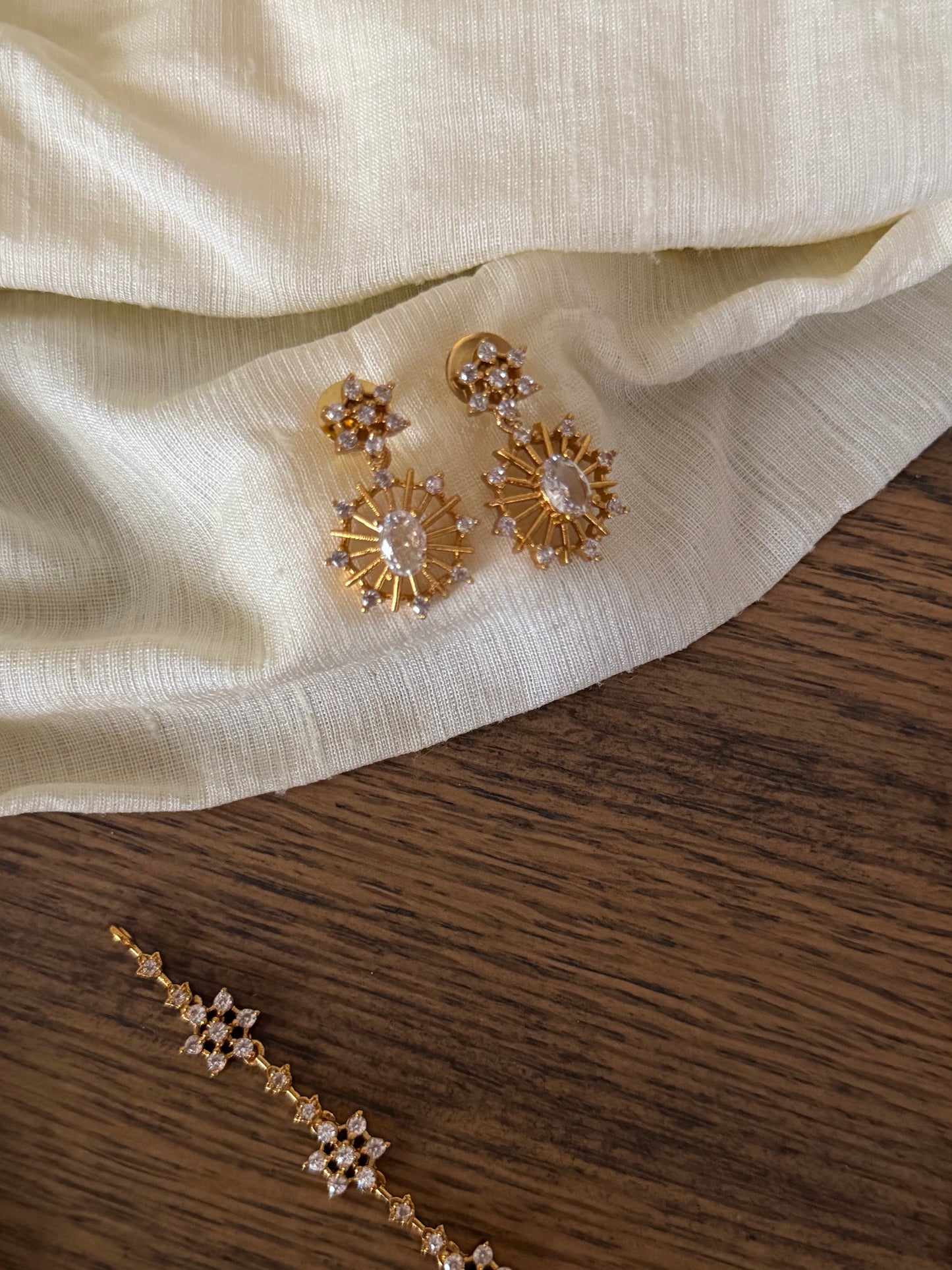 Delicate Floral Diamonds Necklace Set with Studs