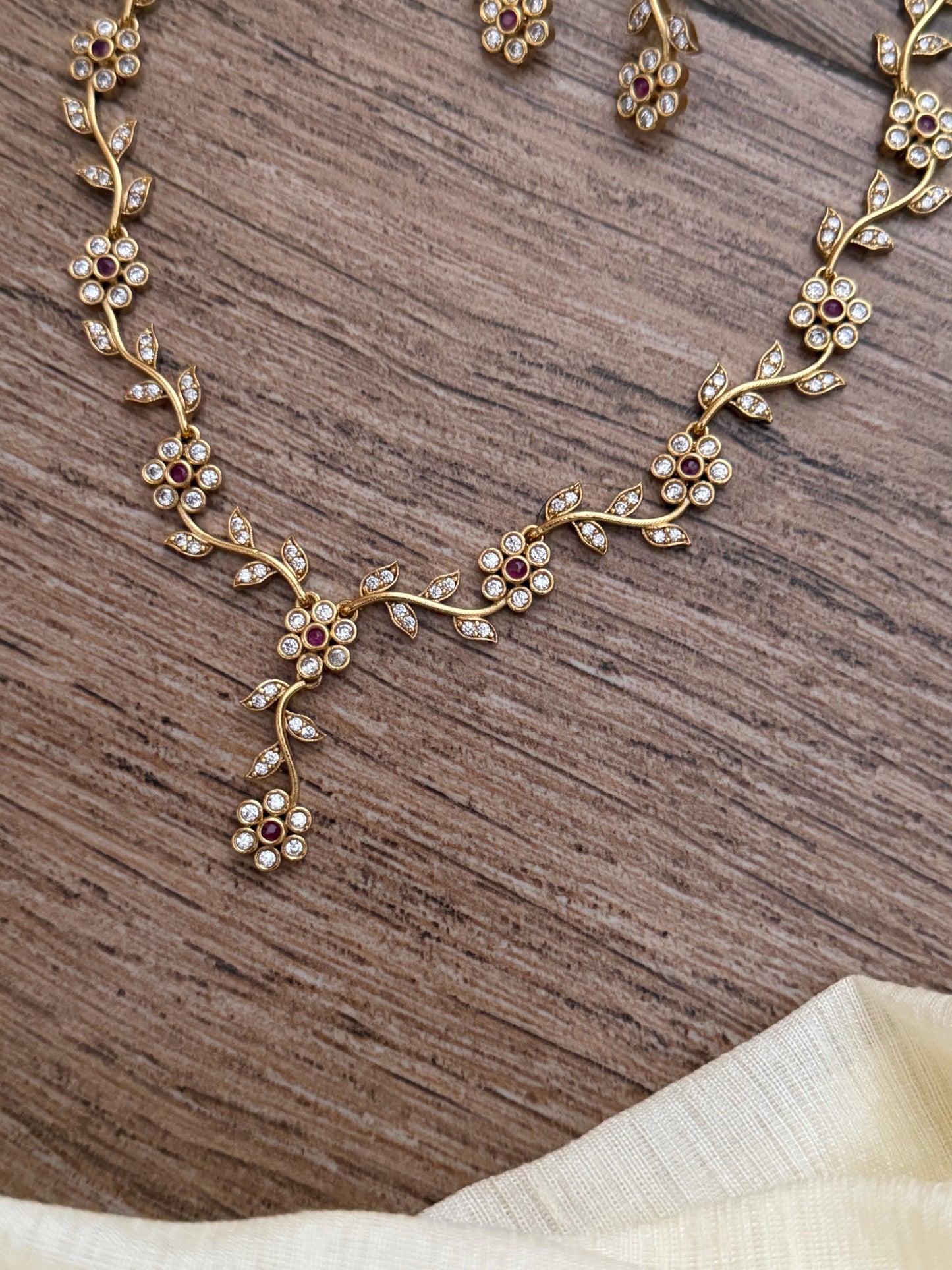 Gorgeous gold-toned floral vine necklace set