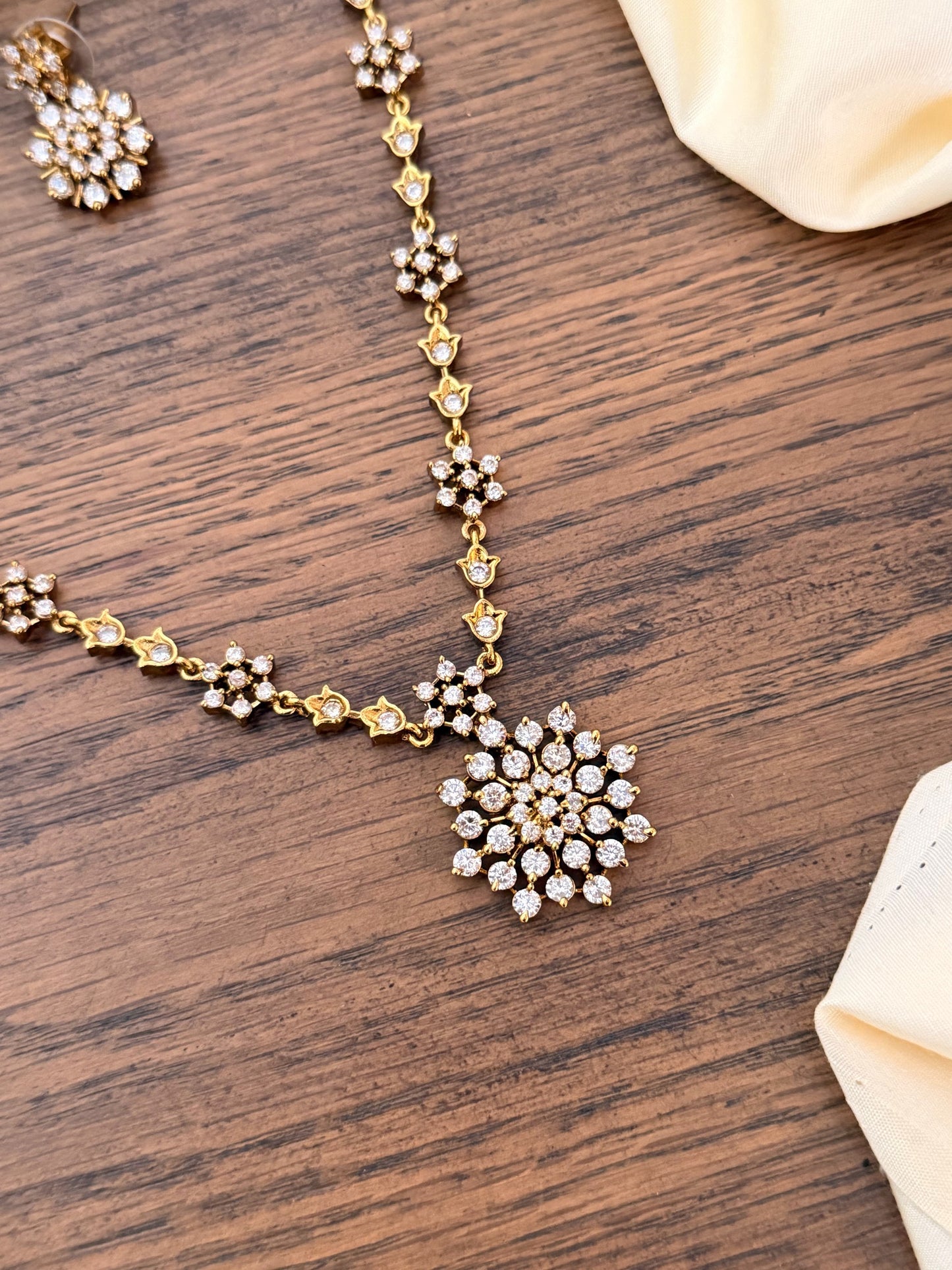 Diamond look-alike necklace set