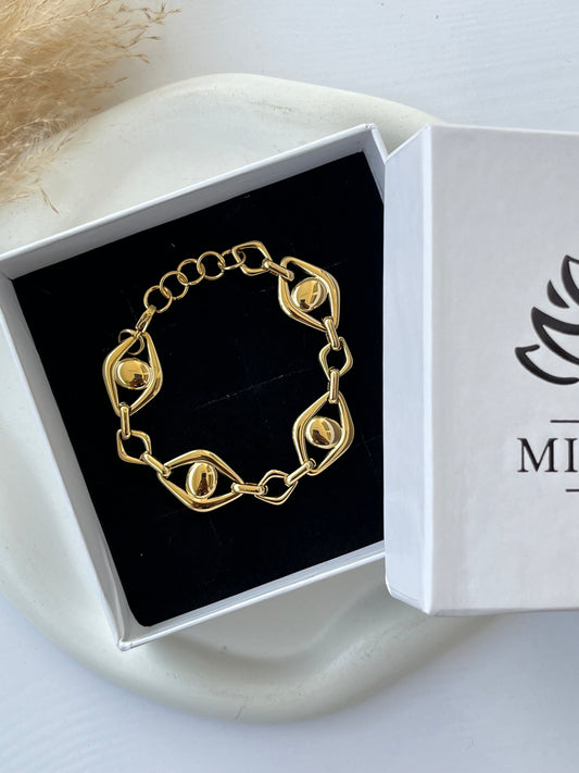 Modern geometric link bracelet in anti-tarnish gold finish, featuring eye-shaped links and rounded details – bold, elegant, and perfect for standout moments or gifting a statement.