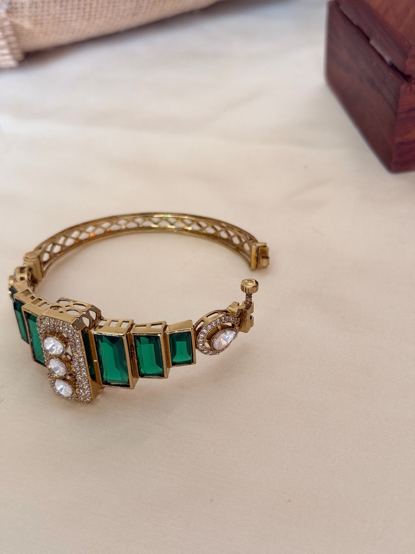 Openable Emerald Stone Kundan Bangle