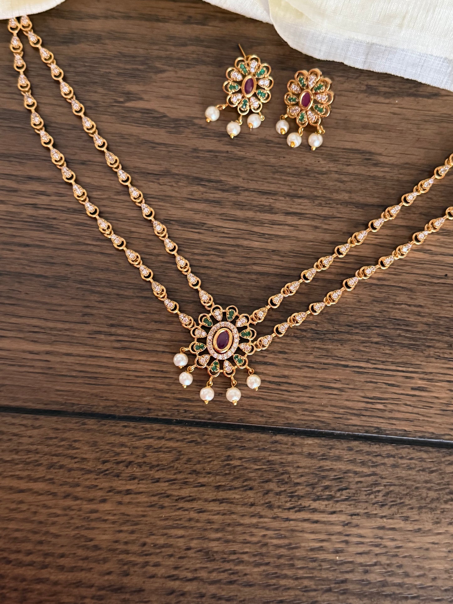 Double Layer Traditional Necklace – Floral Pendant – Ruby / Green – With Earrings