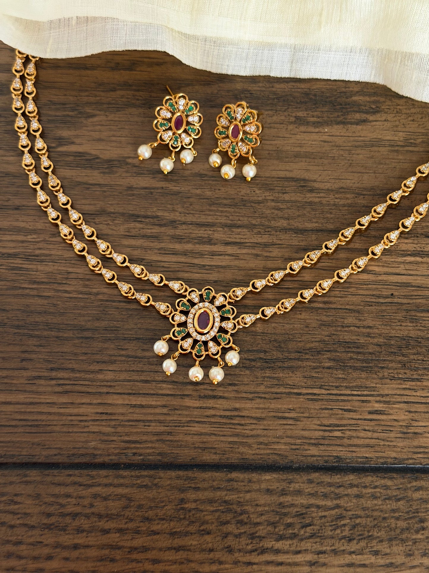 Double Layer Traditional Necklace – Floral Pendant – Ruby / Green – With Earrings